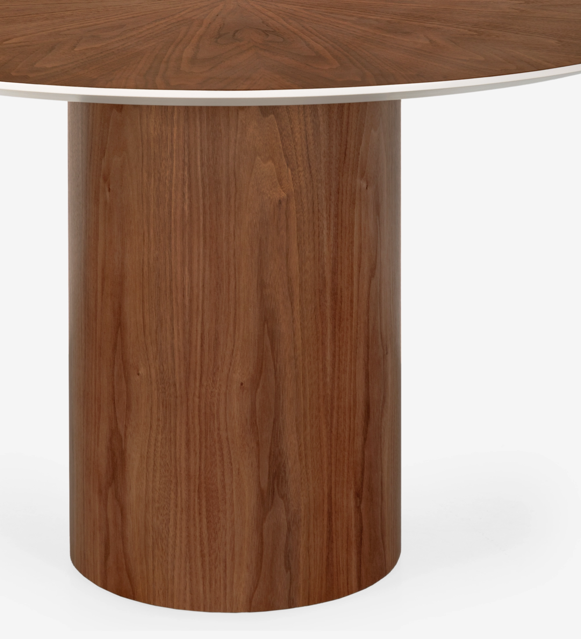 Mesa de jantar Geneve redonda Ø 130 cm, tampo espinhado e pé em nogueira natural, pormenor do tampo lacado a pérola.