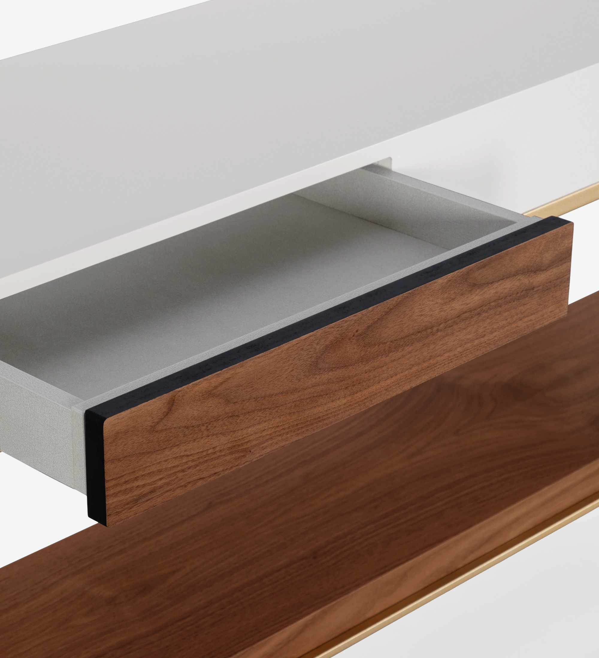 Consola de doble cara, con cajón a cada lado y estante de nogal natural, estructura lacada perla y pie de metal lacado dorado.