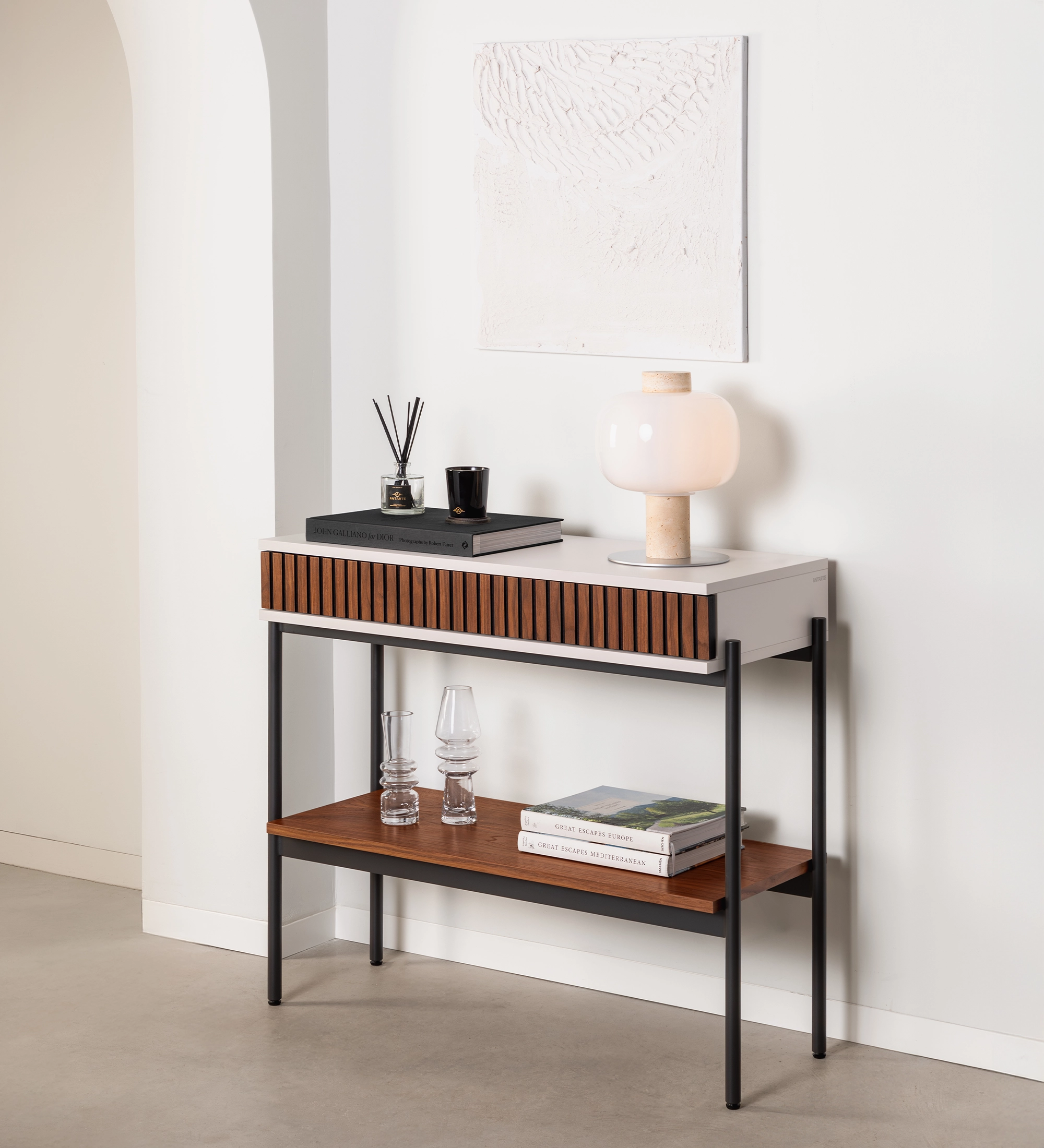 Consola con cajón y balda en nogal natural, estructura en perla y pies de metal lacado negro con niveladores.