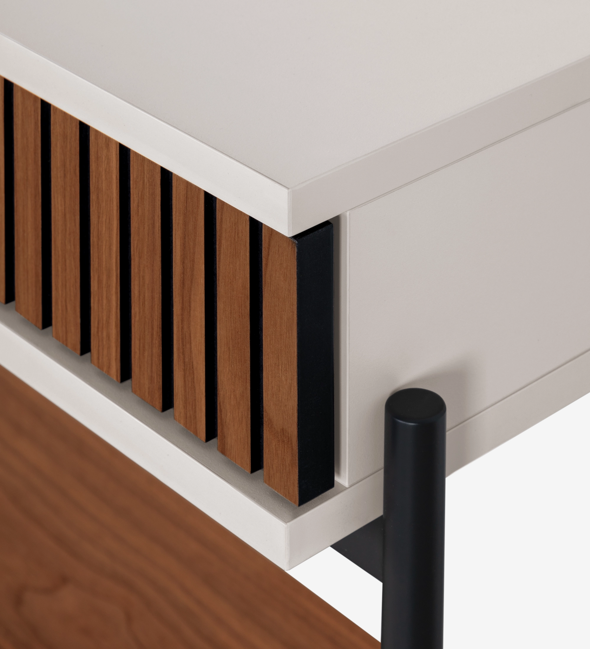 Consola con cajón y balda en nogal natural, estructura en perla y pies de metal lacado negro con niveladores.