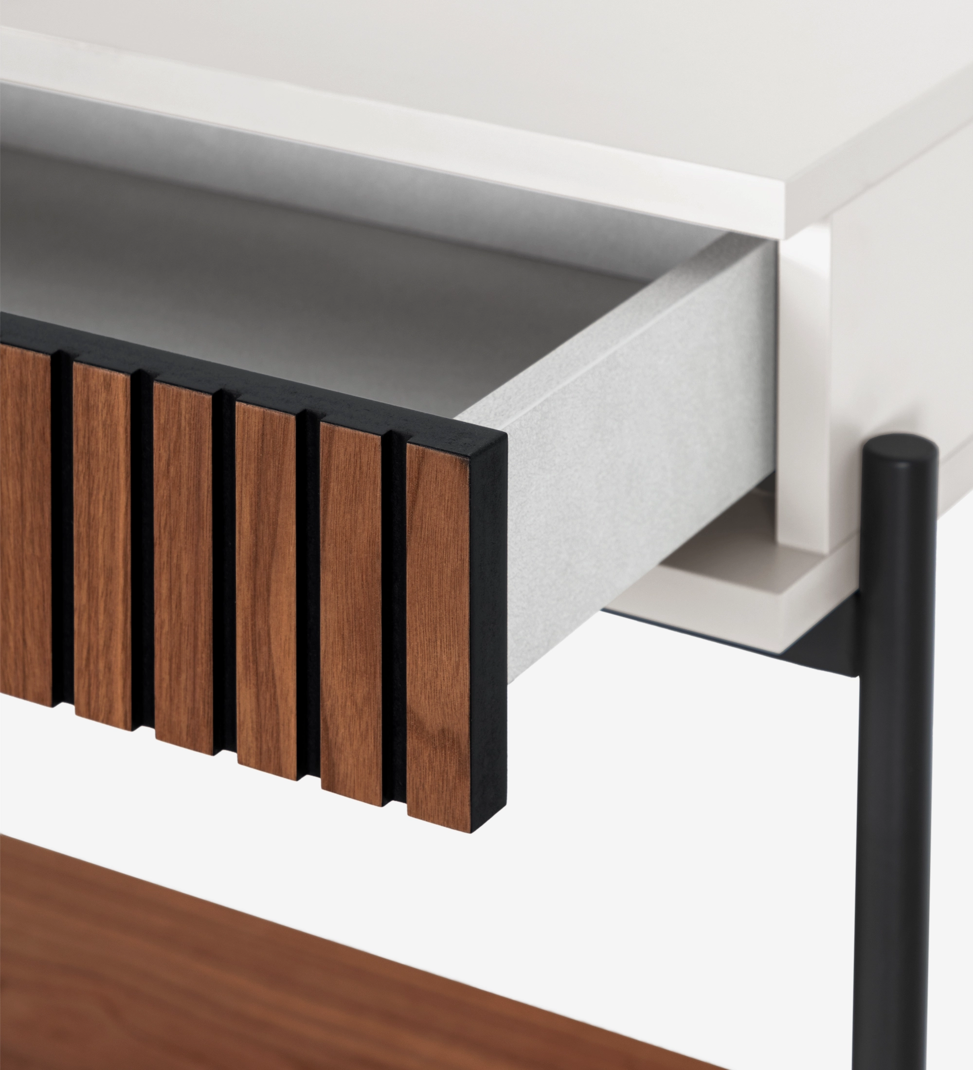 Consola con cajón y balda en nogal natural, estructura en perla y pies de metal lacado negro con niveladores.