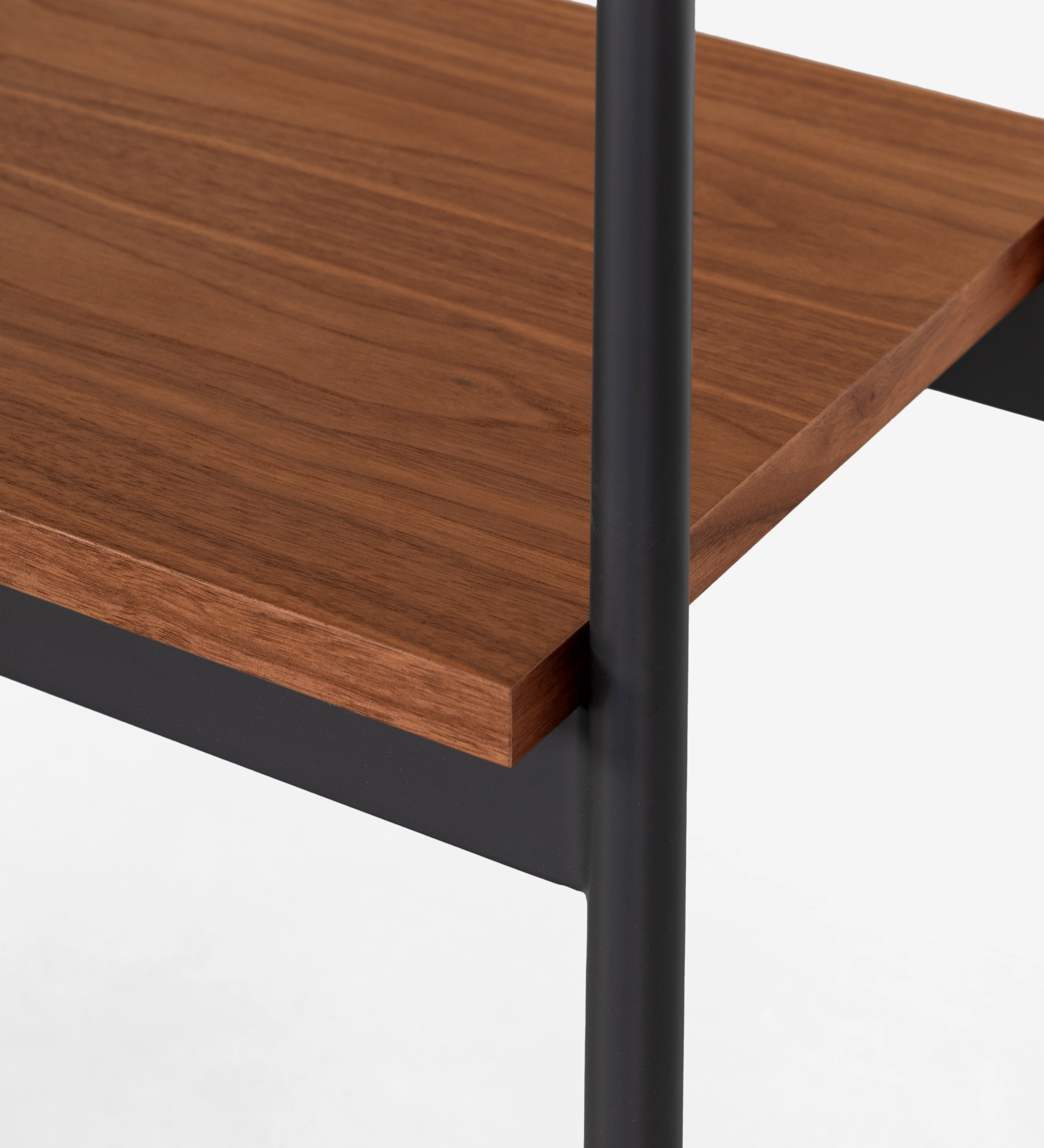 Consola con cajón y balda en nogal natural, estructura en perla y pies de metal lacado negro con niveladores.