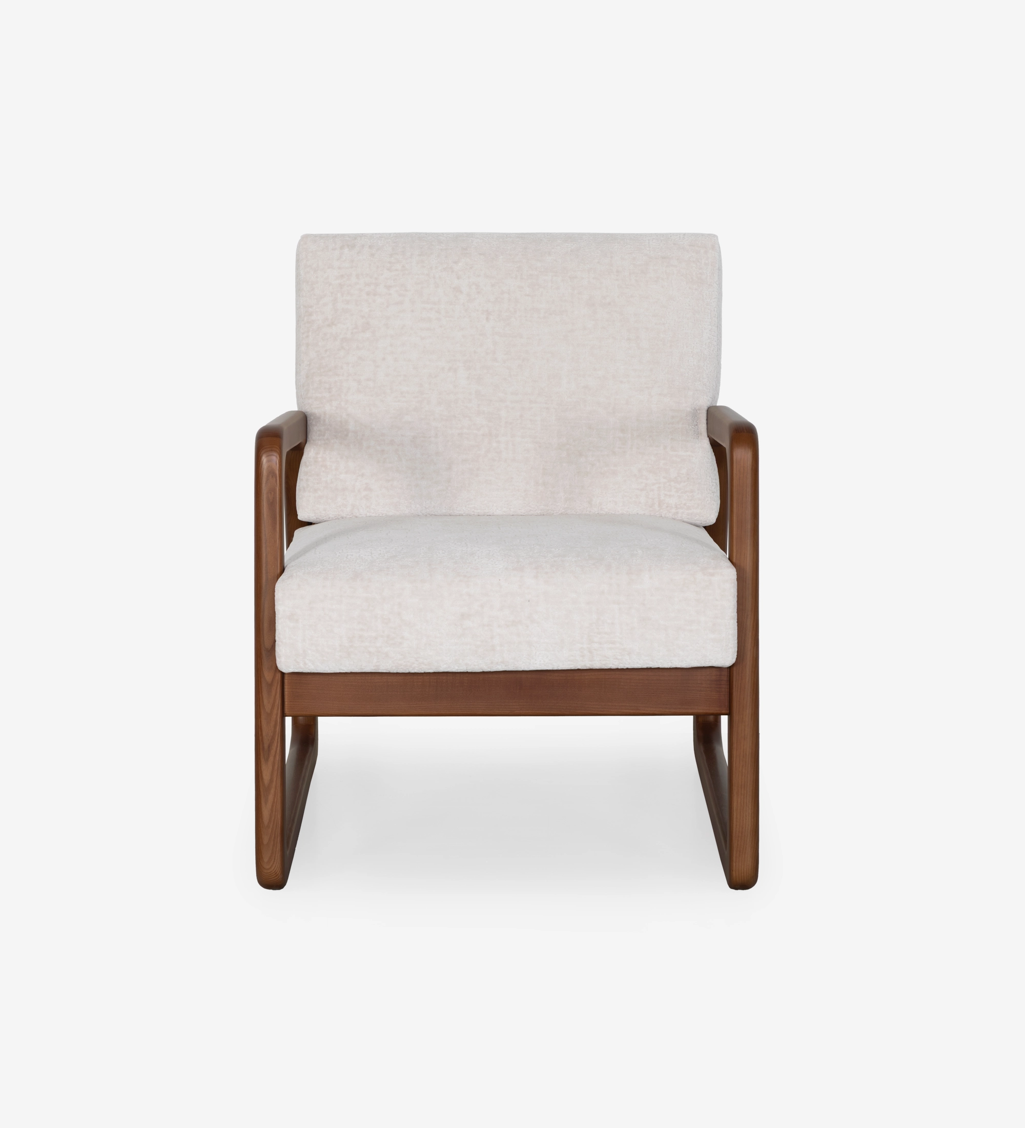 Fauteuil Antarte by IA recouvert en tissu perle, structure en bois couleur noyer.