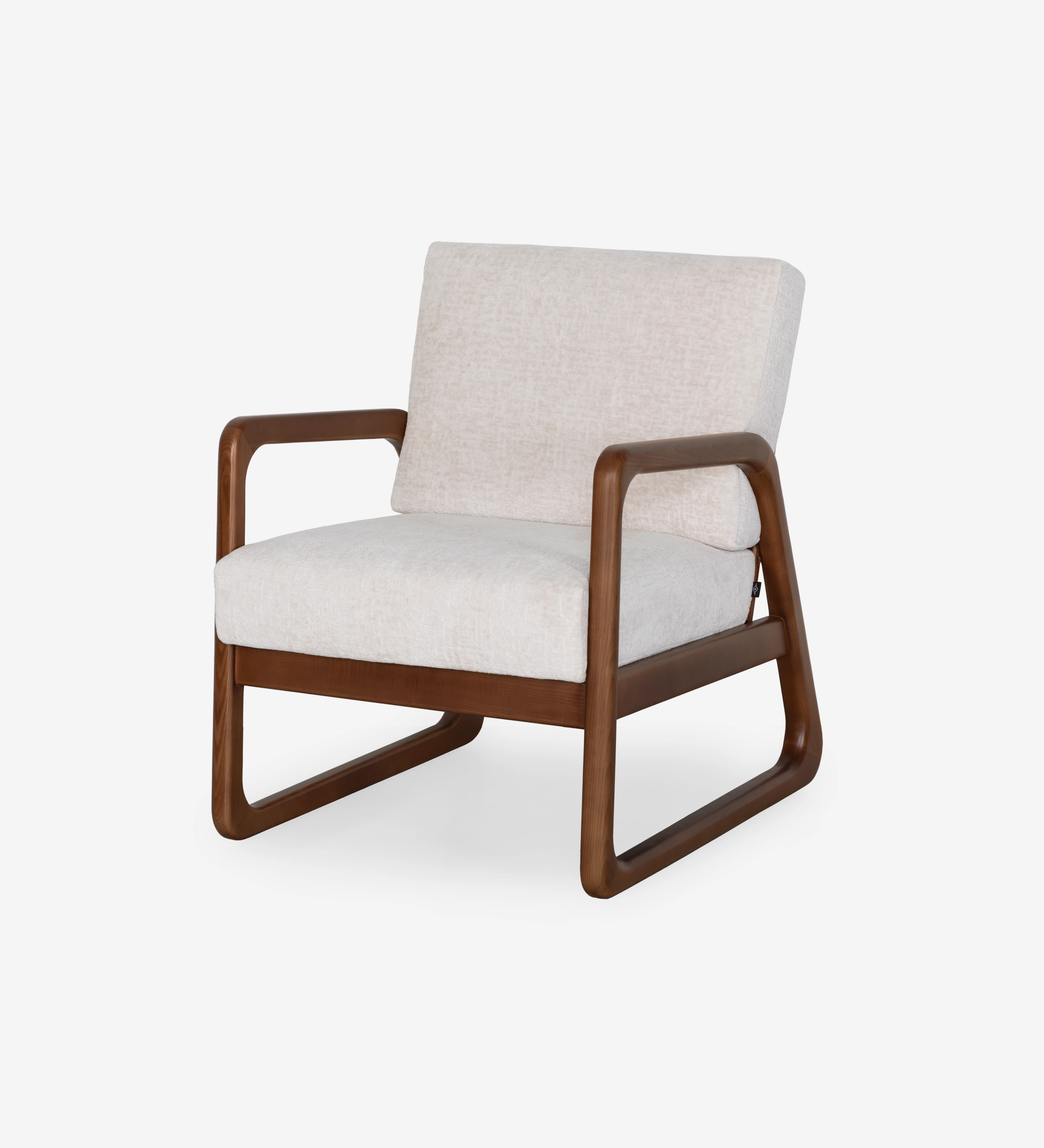 Fauteuil Antarte by IA recouvert en tissu perle, structure en bois couleur noyer.