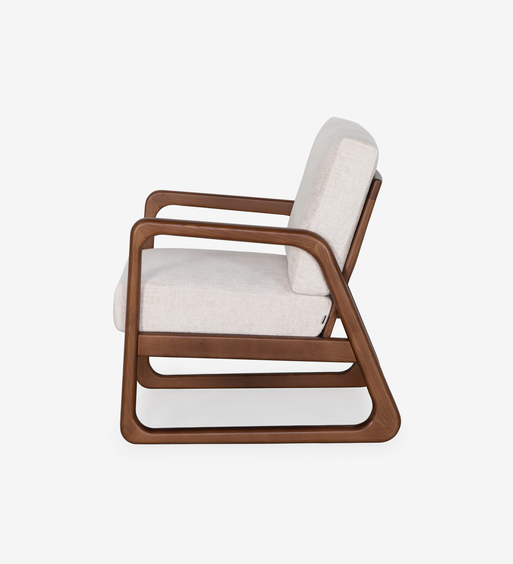 Fauteuil Antarte by IA recouvert en tissu perle, structure en bois couleur noyer.