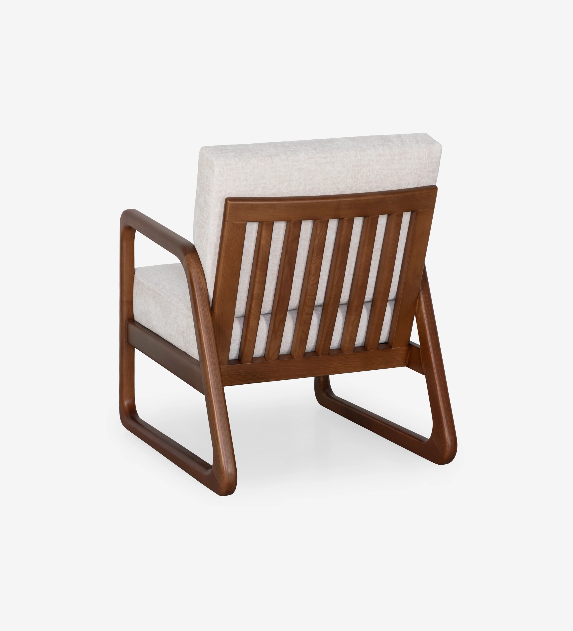 Fauteuil Antarte by IA recouvert en tissu perle, structure en bois couleur noyer.