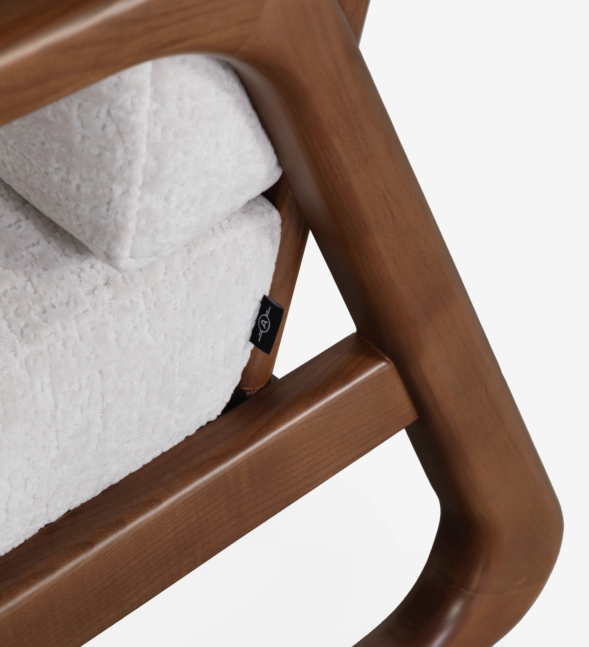 Fauteuil Antarte by IA recouvert en tissu perle, structure en bois couleur noyer.