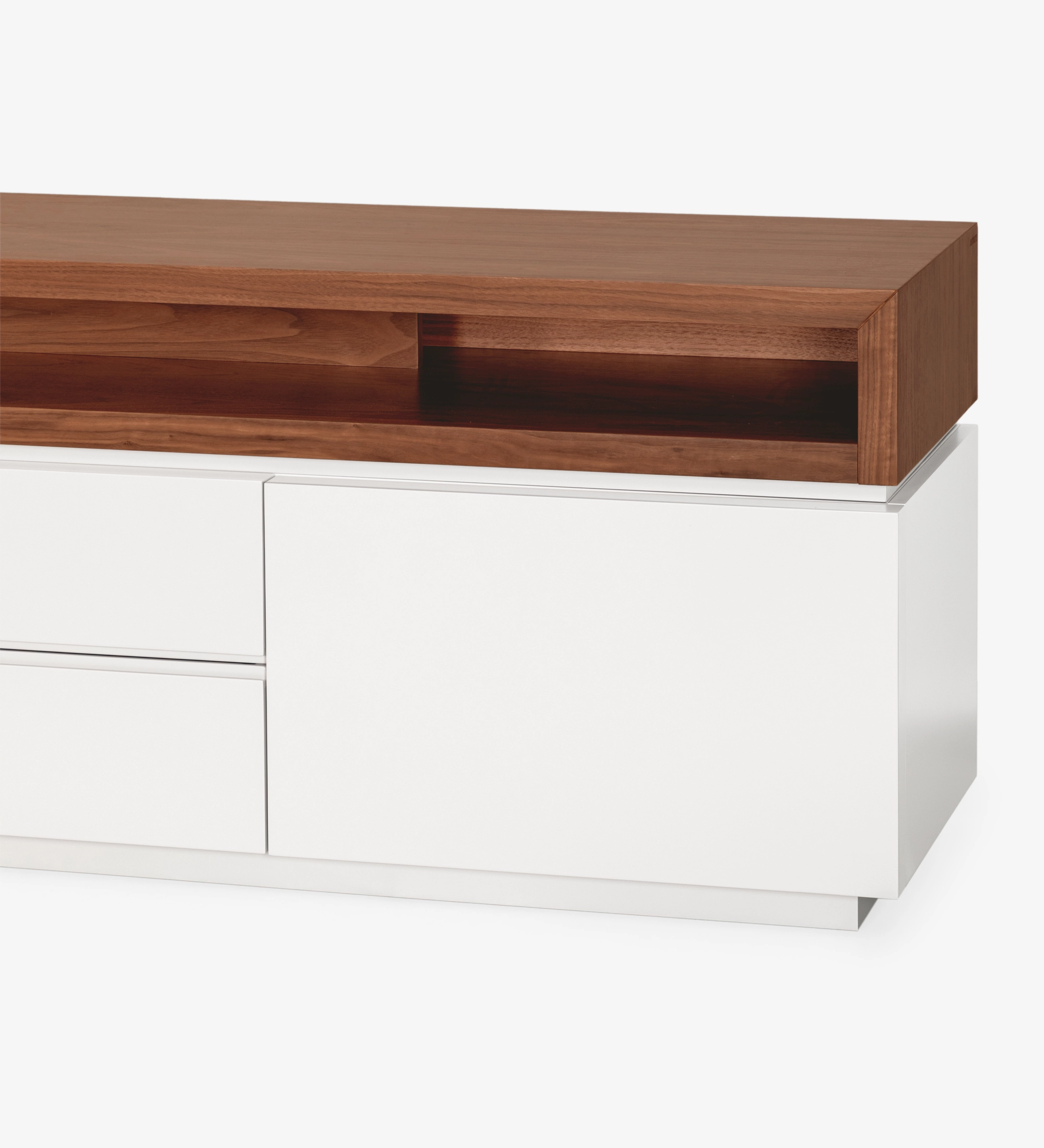 Móvel TV Nice com estrutura lacada a pérola e módulo superior em nogueira natural, 235 x 67,5 cm.