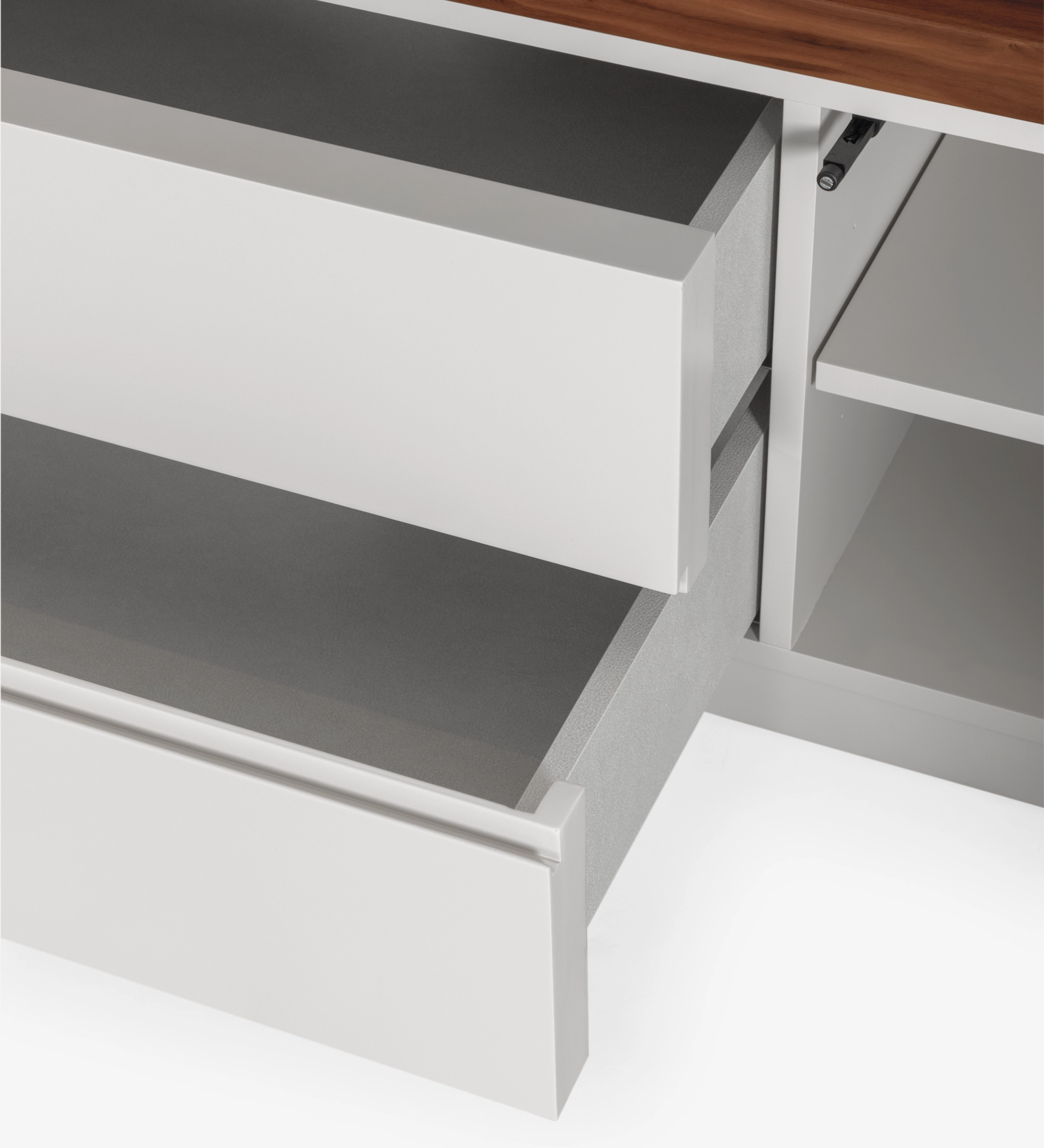 Móvel TV Nice com estrutura lacada a pérola e módulo superior em nogueira natural, 235 x 67,5 cm.