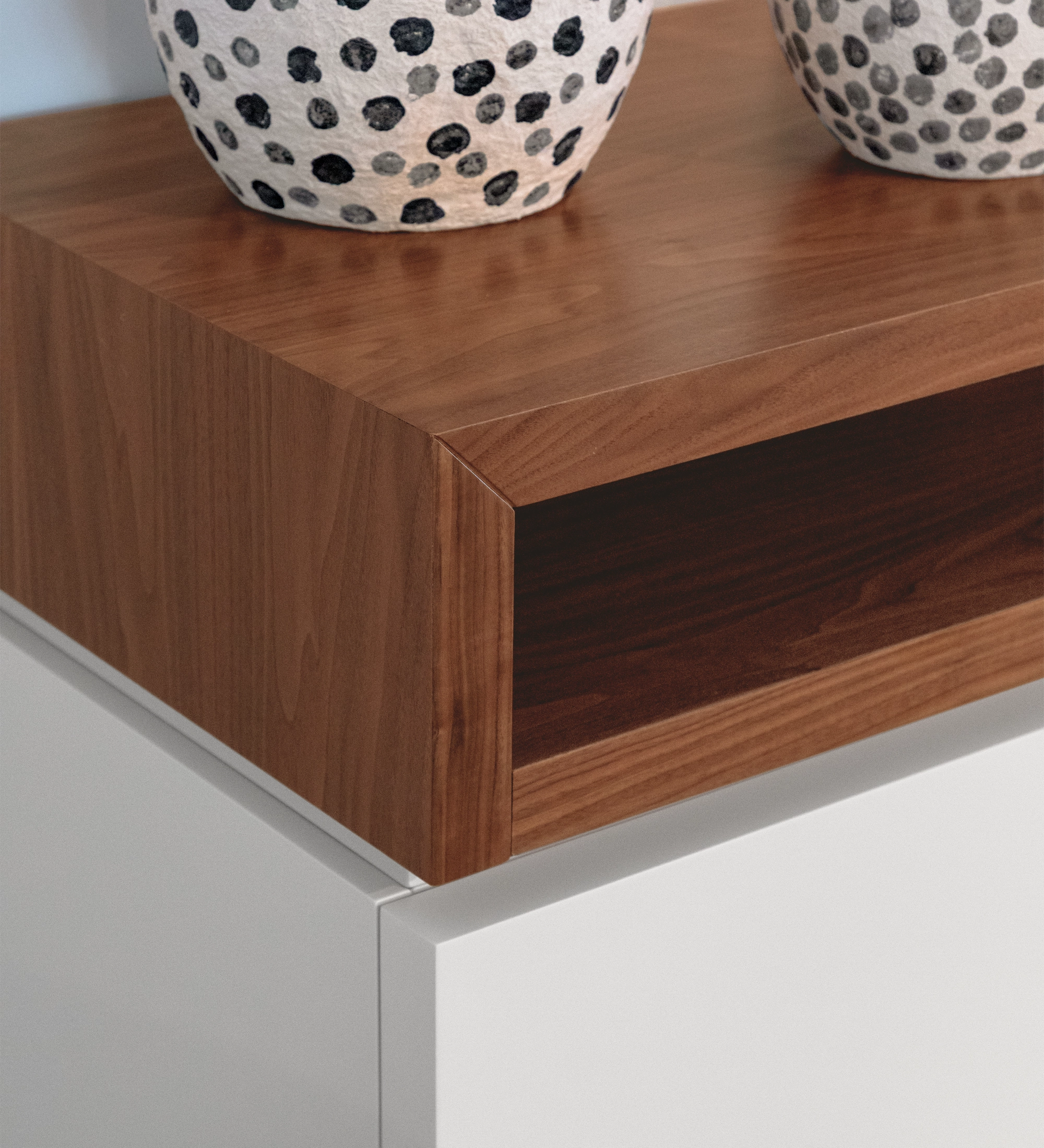 Móvel TV Nice com estrutura lacada a pérola e módulo superior em nogueira natural, 235 x 67,5 cm.