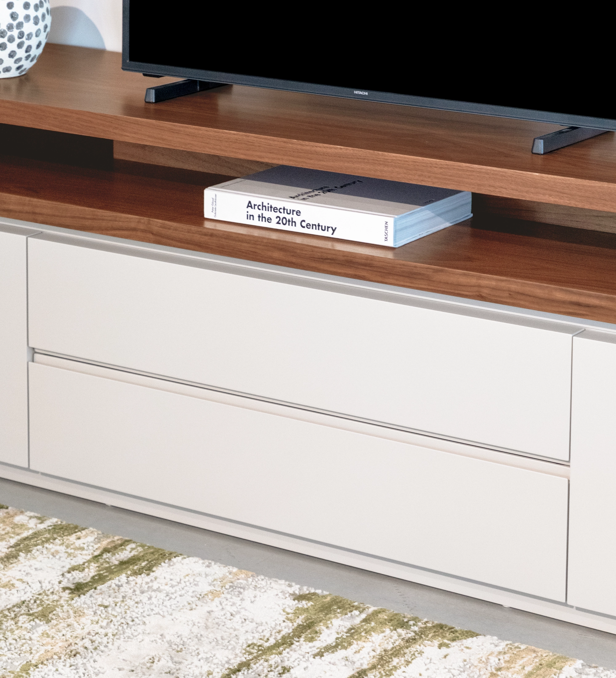 Móvel TV Nice com estrutura lacada a pérola e módulo superior em nogueira natural, 235 x 67,5 cm.