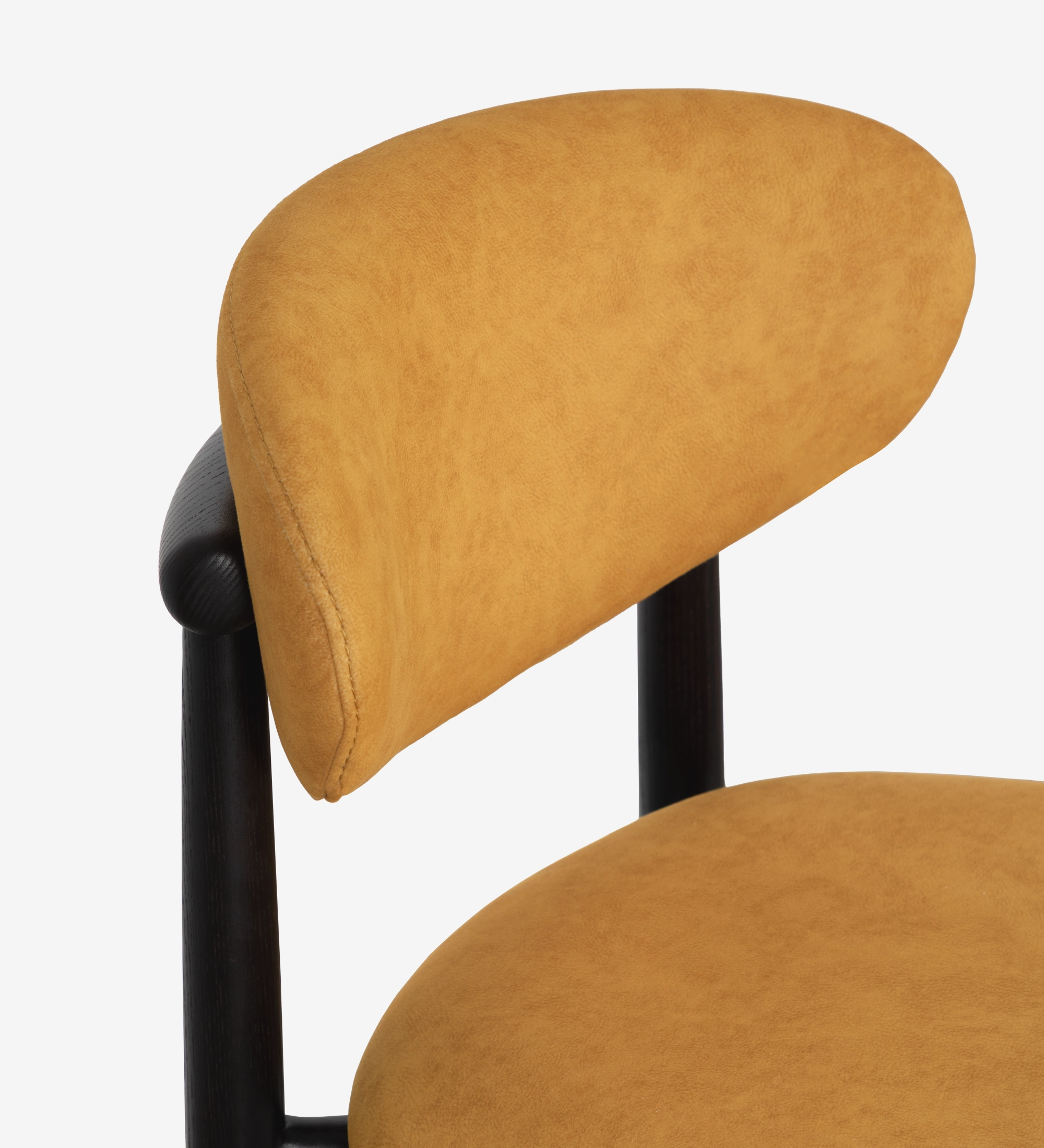 Silla de madera de fresno en color wengué, con asiento y respaldo tapizados en tela amarilla.