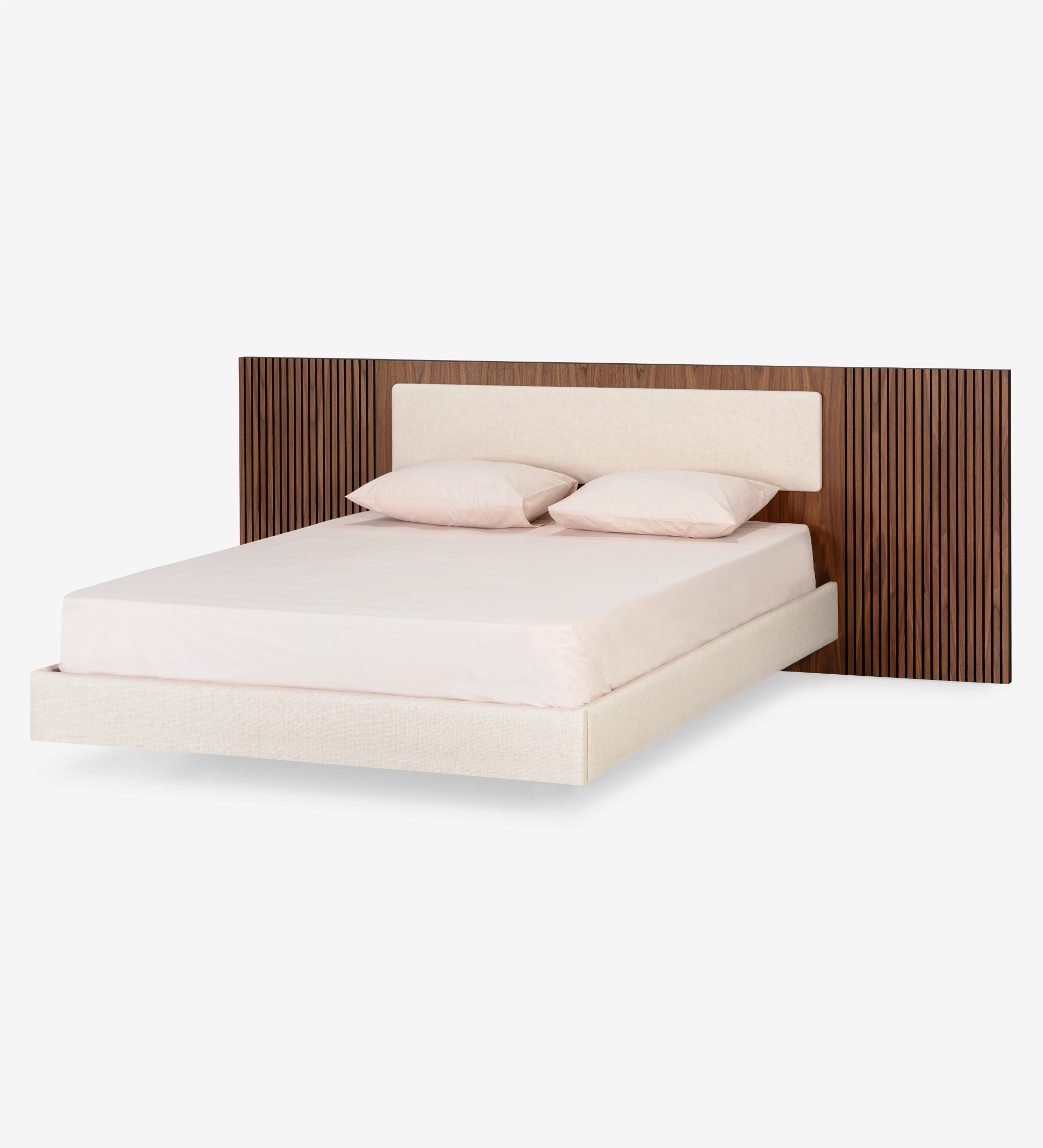 Cama doble con panel central del cabecero y base suspendida tapizados en tejido beige, laterales del cabecero con molduras de nogal natural.