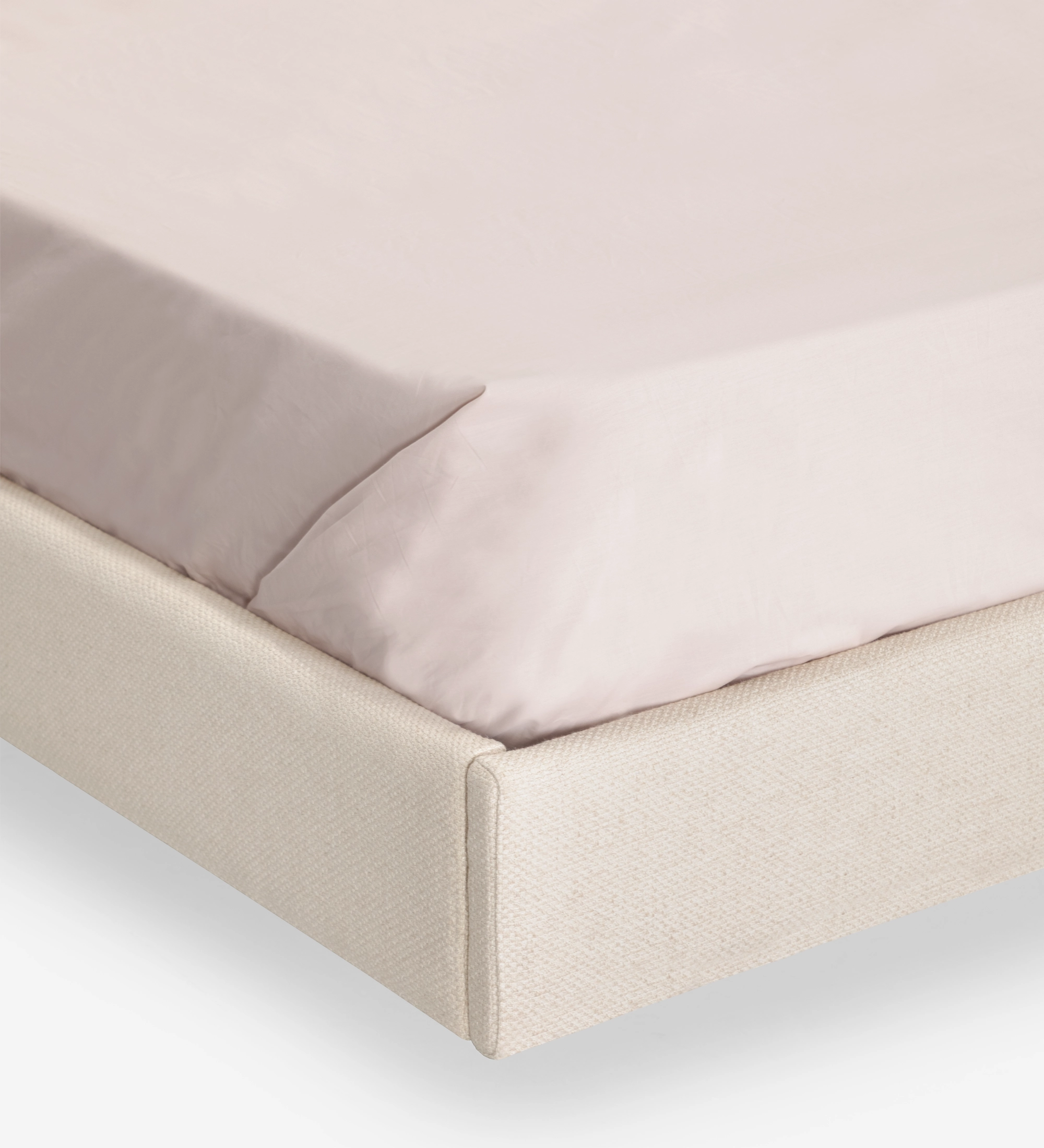 Cama doble con panel central del cabecero y base suspendida tapizados en tejido beige, laterales del cabecero con molduras de nogal natural.