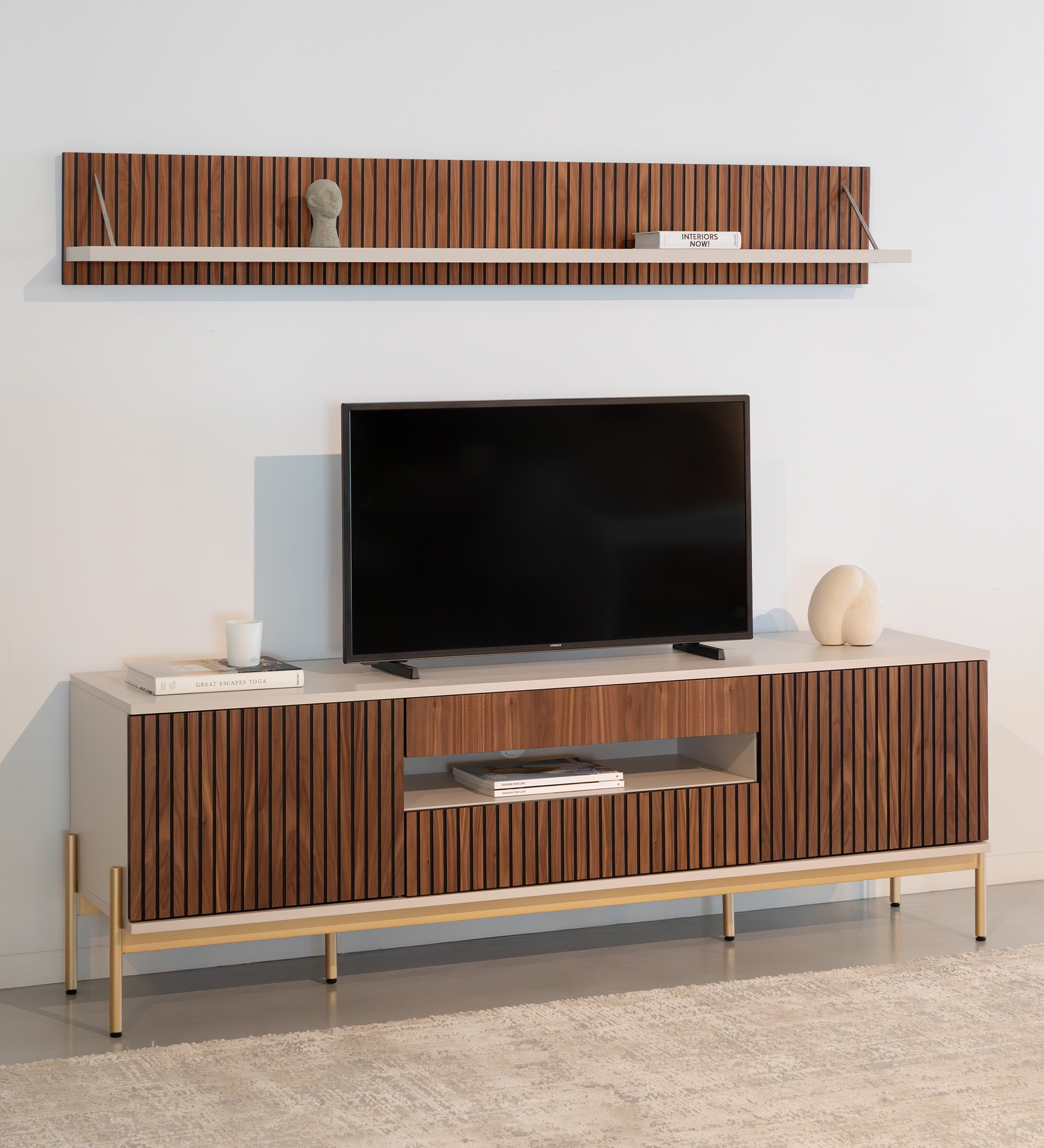 Meuble TV Cannes 2 portes et 2 tiroirs en noyer naturel, structure perlée et pieds en métal laqué doré avec niveleurs, 200 x 64,5 cm.