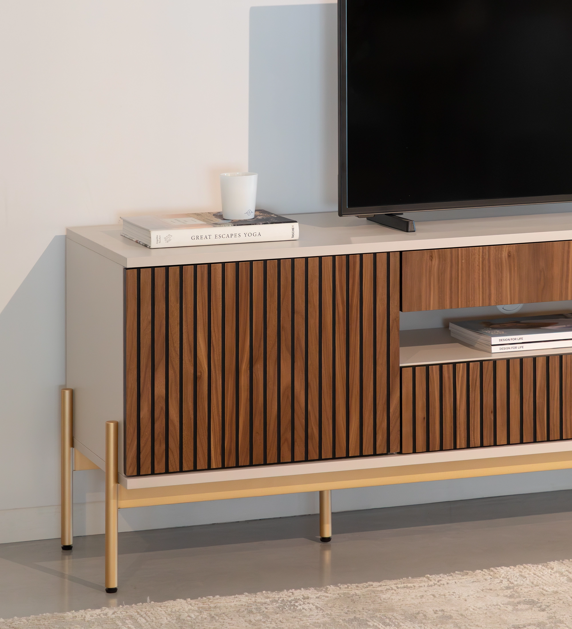 Meuble TV Cannes 2 portes et 2 tiroirs en noyer naturel, structure perlée et pieds en métal laqué doré avec niveleurs, 200 x 64,5 cm.
