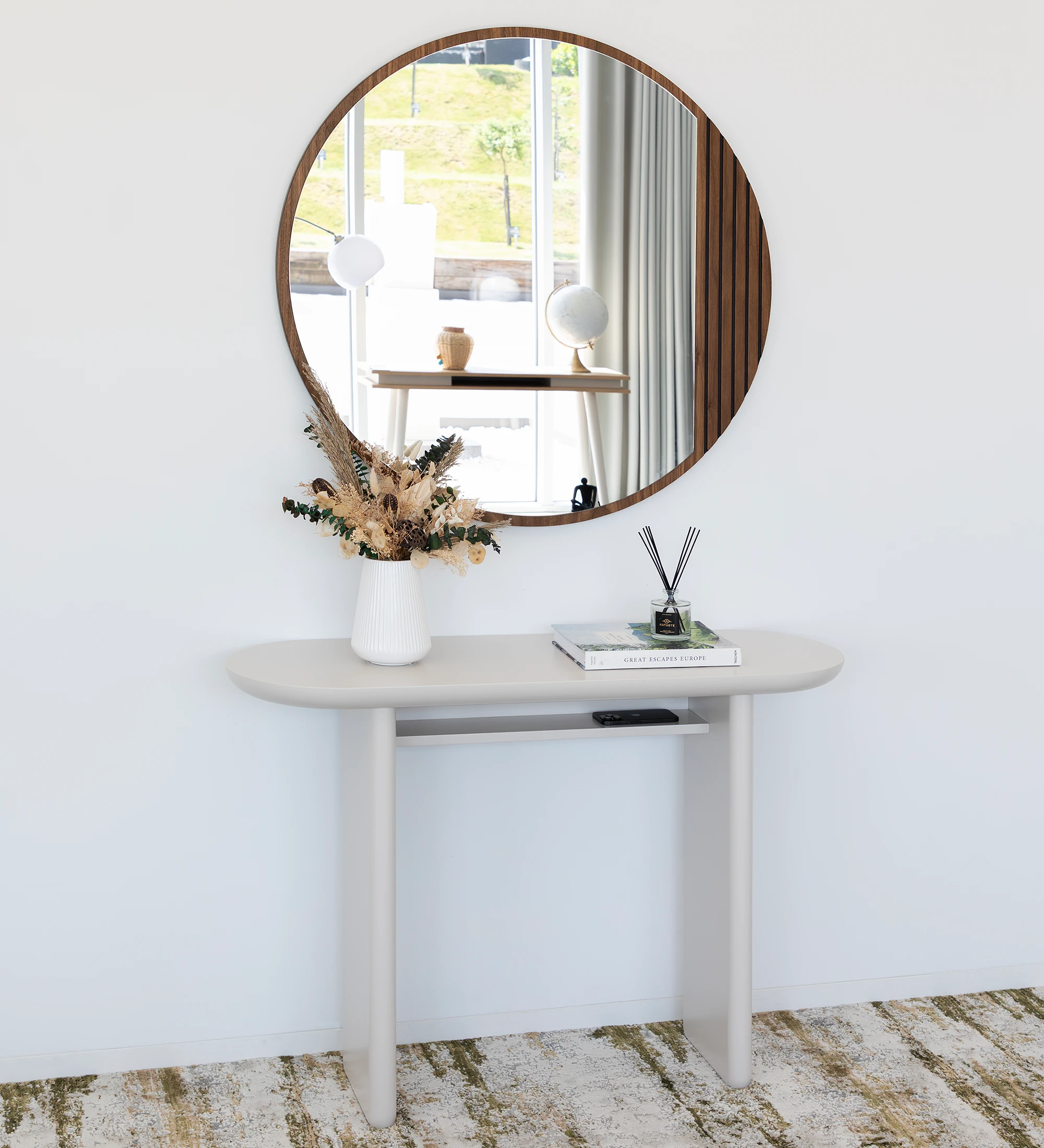 Round mirror with friezes in natural walnut