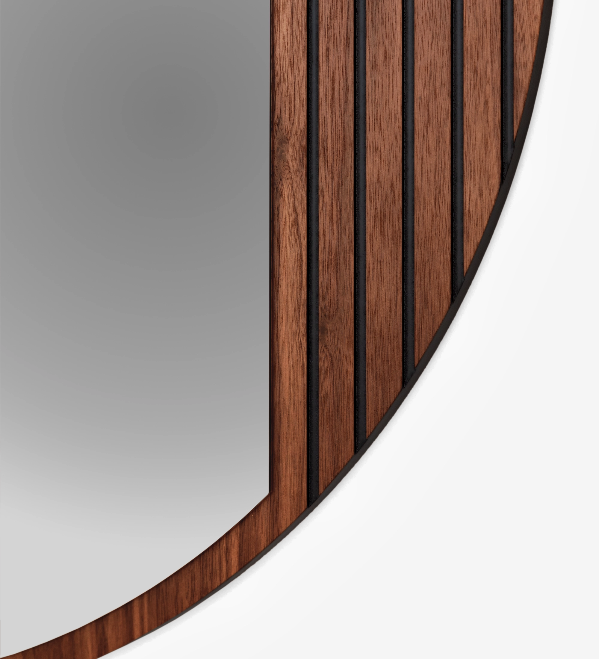 Round mirror with friezes in natural walnut