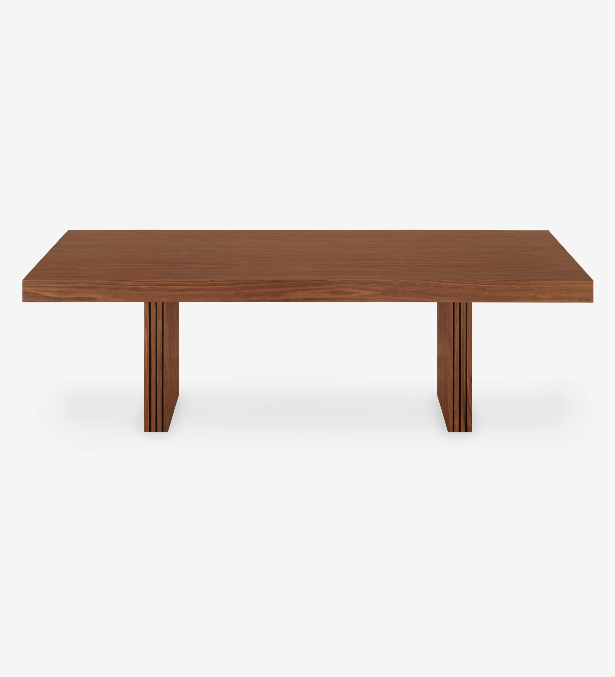 Mesa de comedor Cannes rectangular 250 x 110 cm, en nogal natural, pies con frisos.
