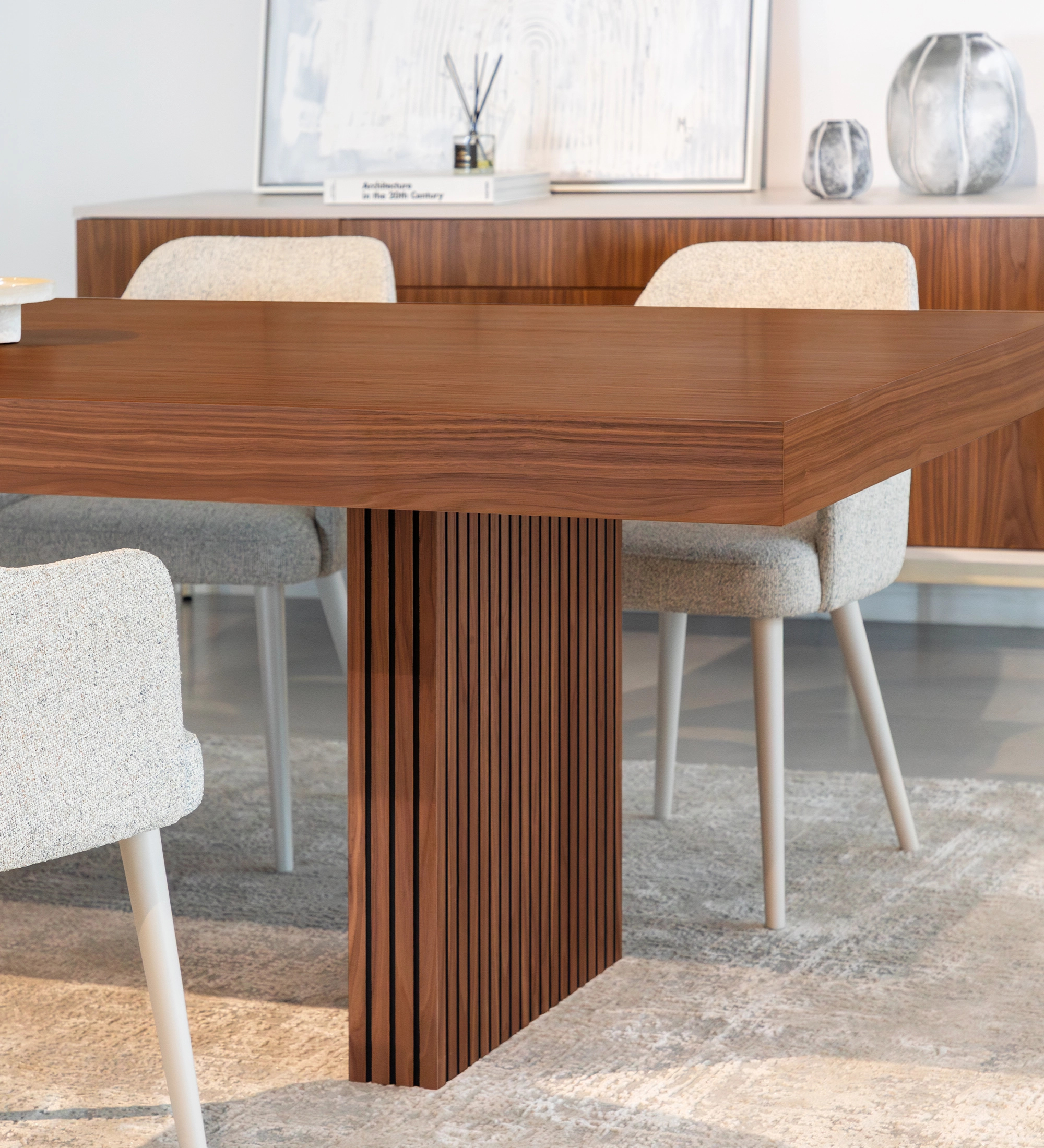Mesa de comedor Cannes rectangular 250 x 110 cm, en nogal natural, pies con frisos.