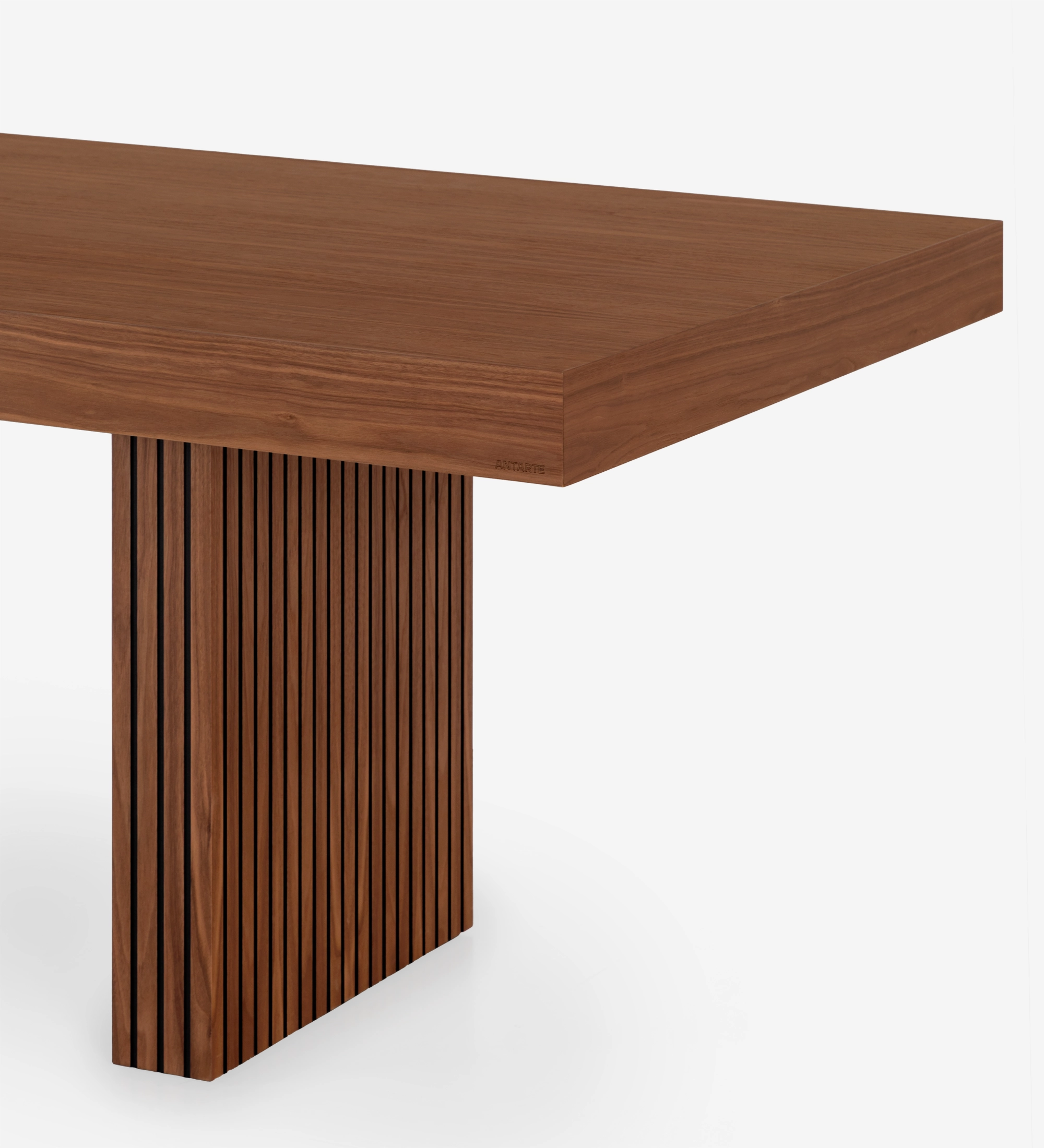 Mesa de comedor Cannes rectangular 250 x 110 cm, en nogal natural, pies con frisos.