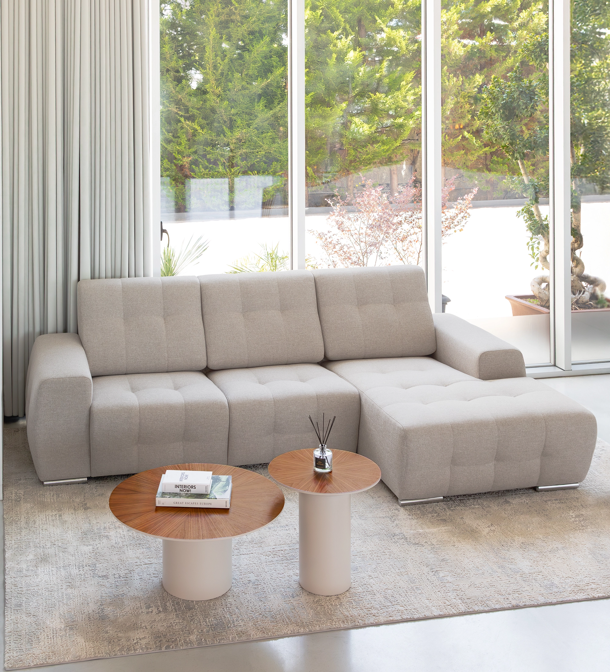 Sofá Madrid 2 plazas y chaise longue derecha, tapizado en tela gris, 287 cm.