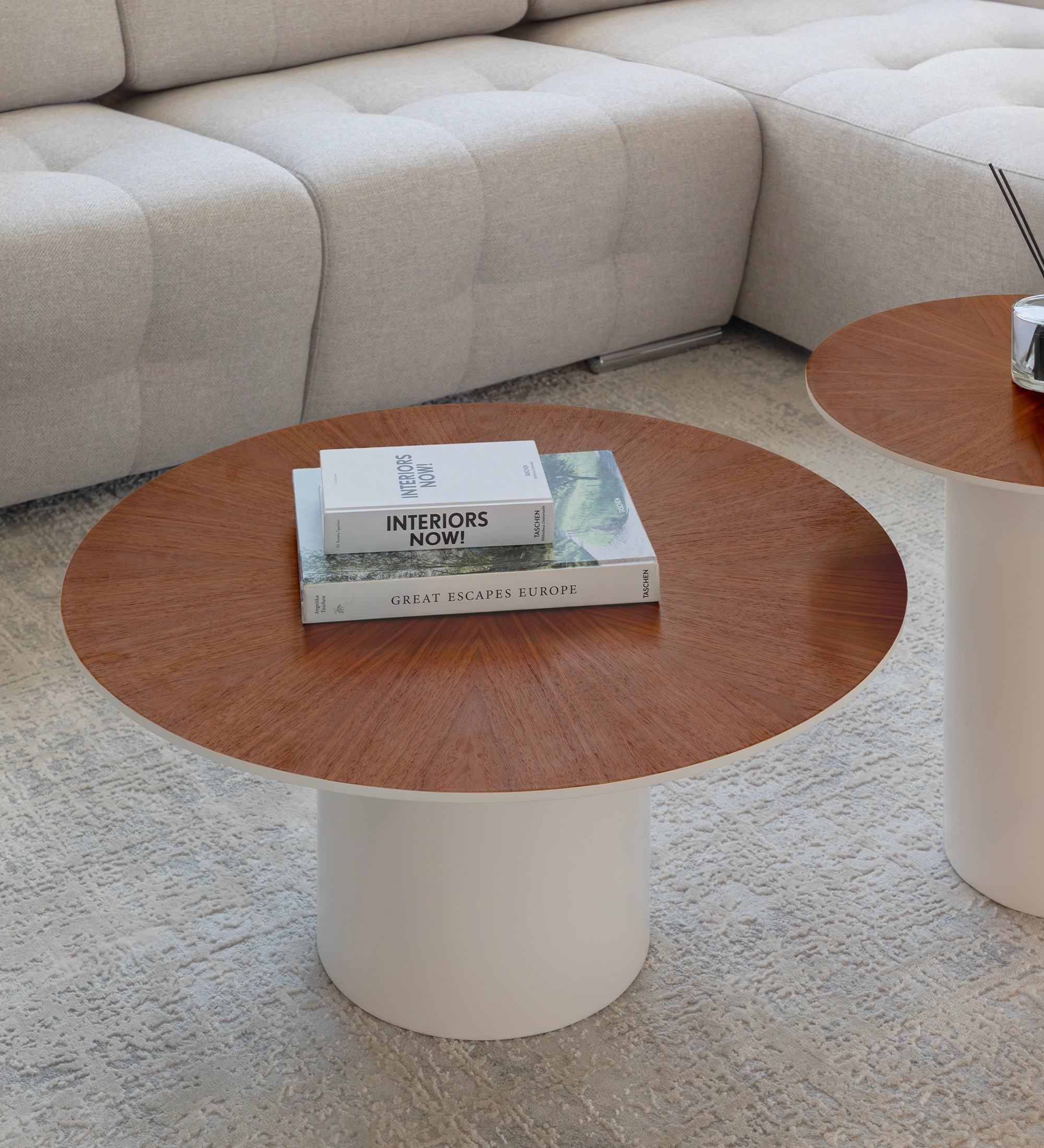 Mesa de centro Paris redonda , tapa en nogal natural, pie lacado perla, Ø 75 cm.
