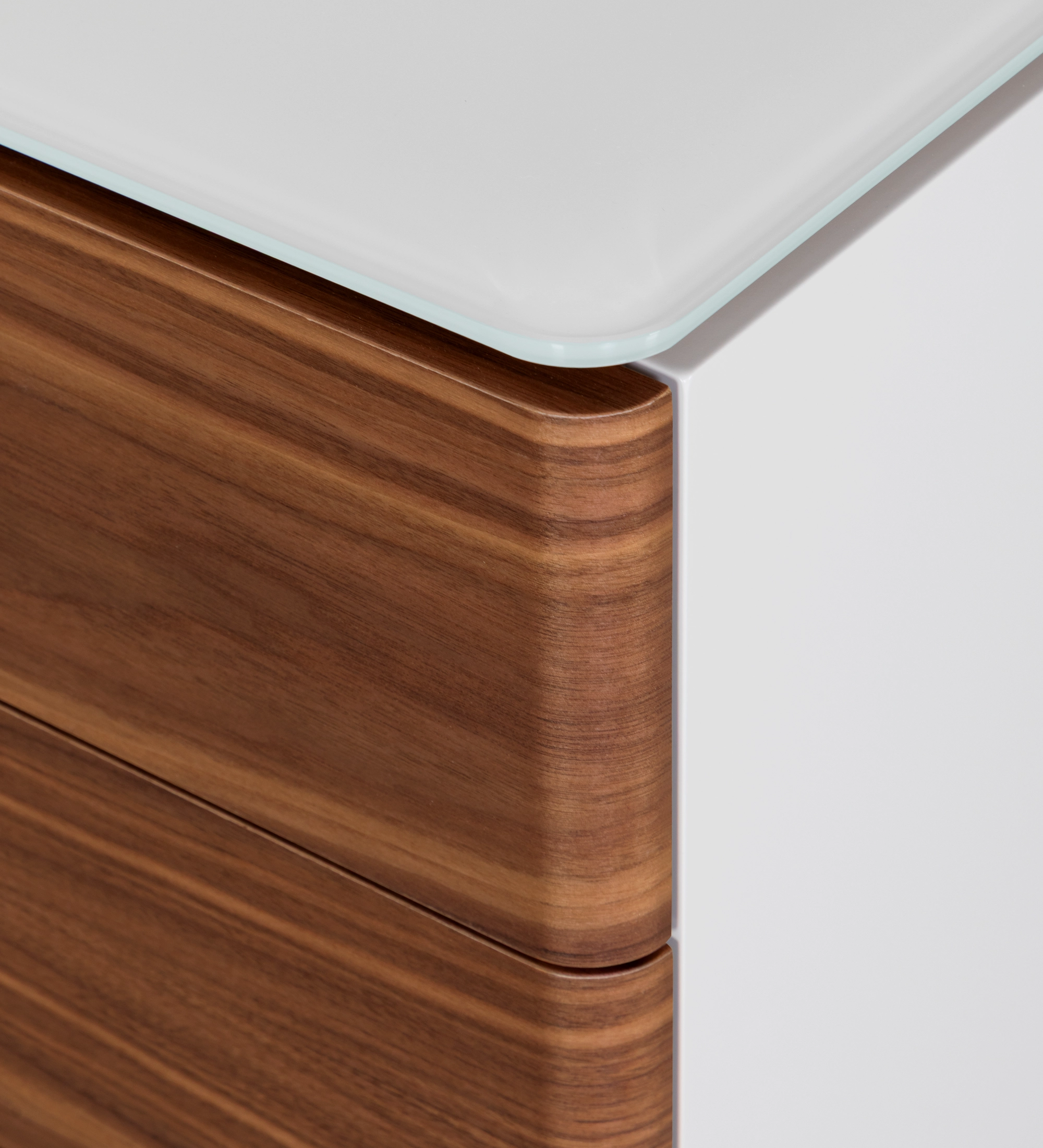 Bedside table with 3 drawers in natural walnut, pearl-lacquered structure and glass top. 