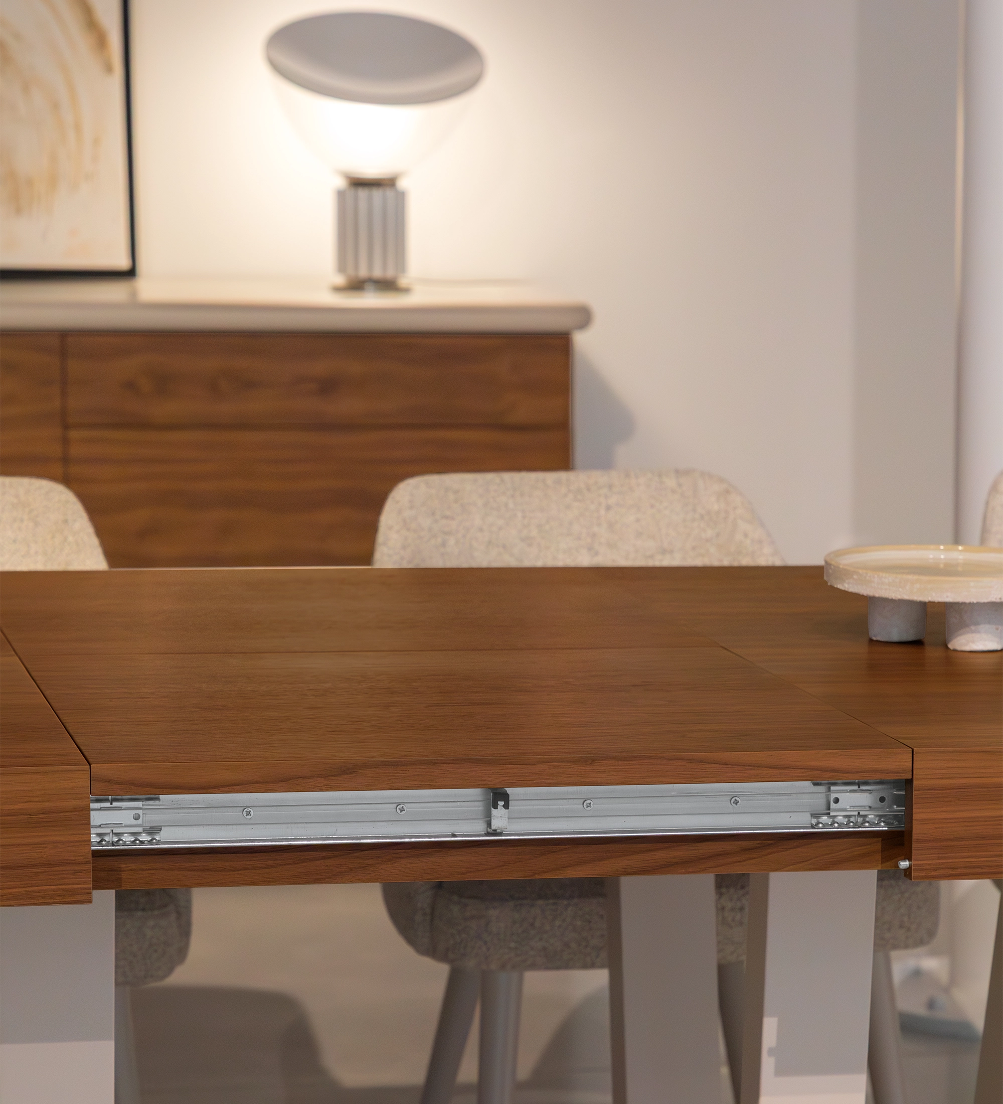 Mesa de jantar extensível retangular com tampo em nogueira natural e pé lacado a pérola.
