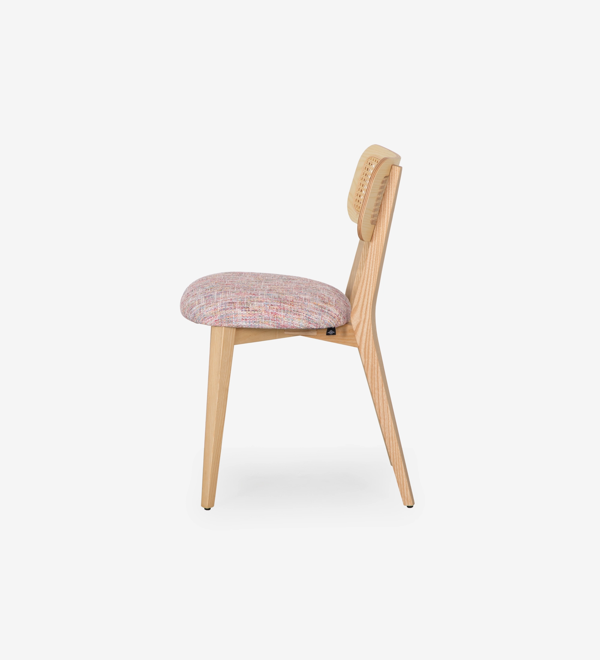 Cadeira de madeira, com pormenor de rattan nas costas e assento estofado a tecido multicolor, primariamente magenta.