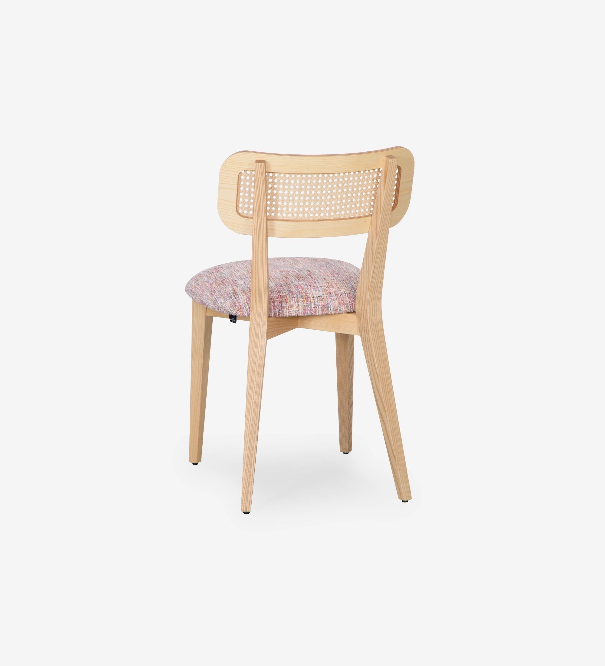 Cadeira de madeira, com pormenor de rattan nas costas e assento estofado a tecido multicolor, primariamente magenta.