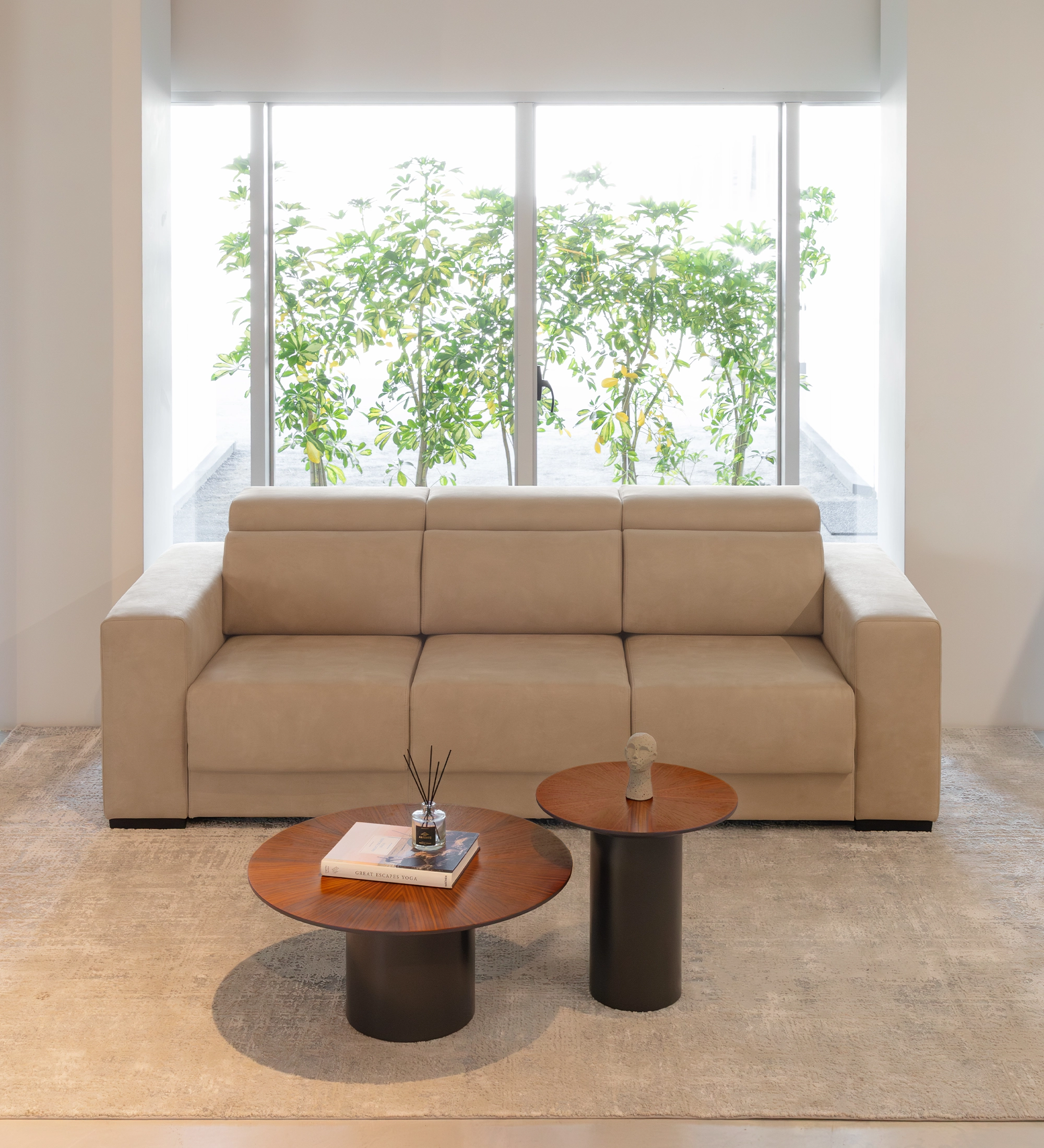 Oporto 3-seater sofa upholstered in camel fabric, reclining headrests and sliding seats, 250 cm.