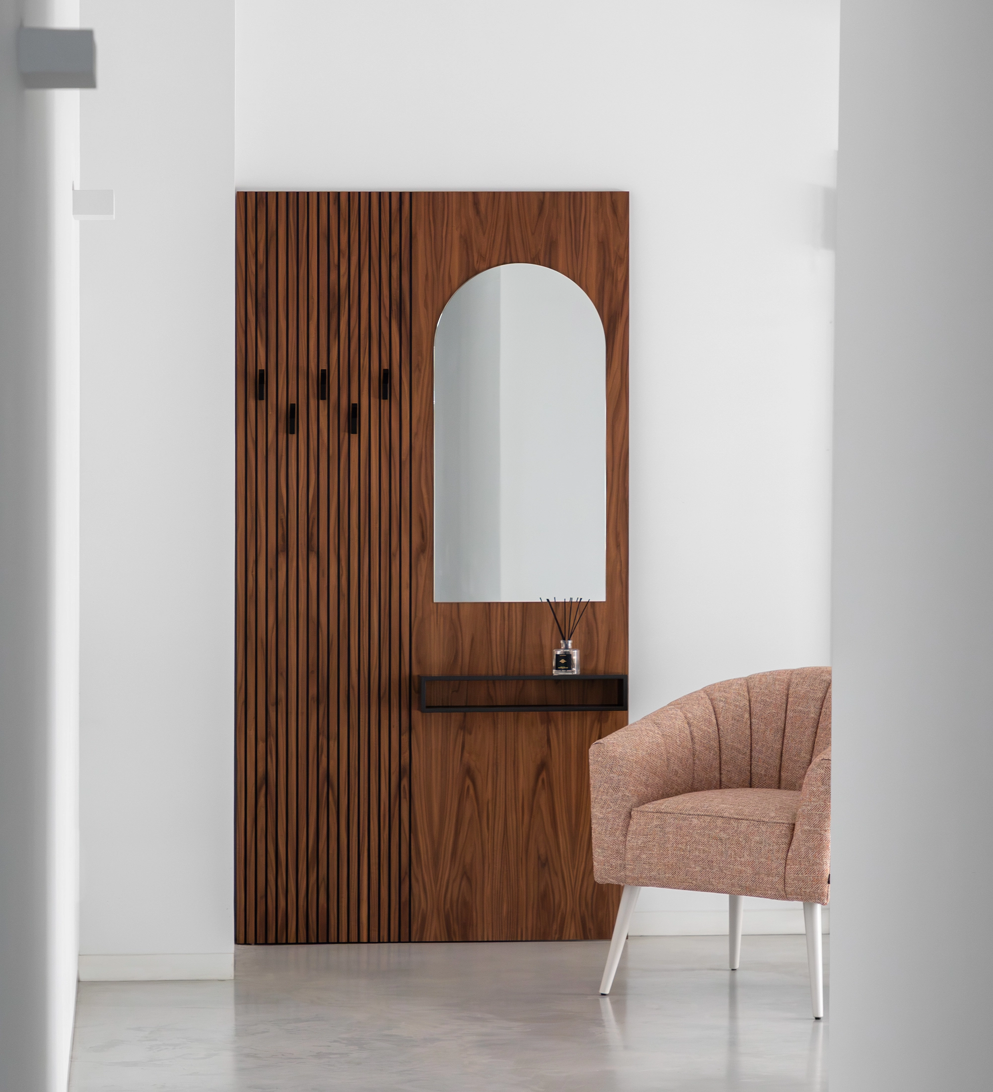 Panneau d'entrée Frieze en noyer naturel, avec miroir, module et crochets noirs.