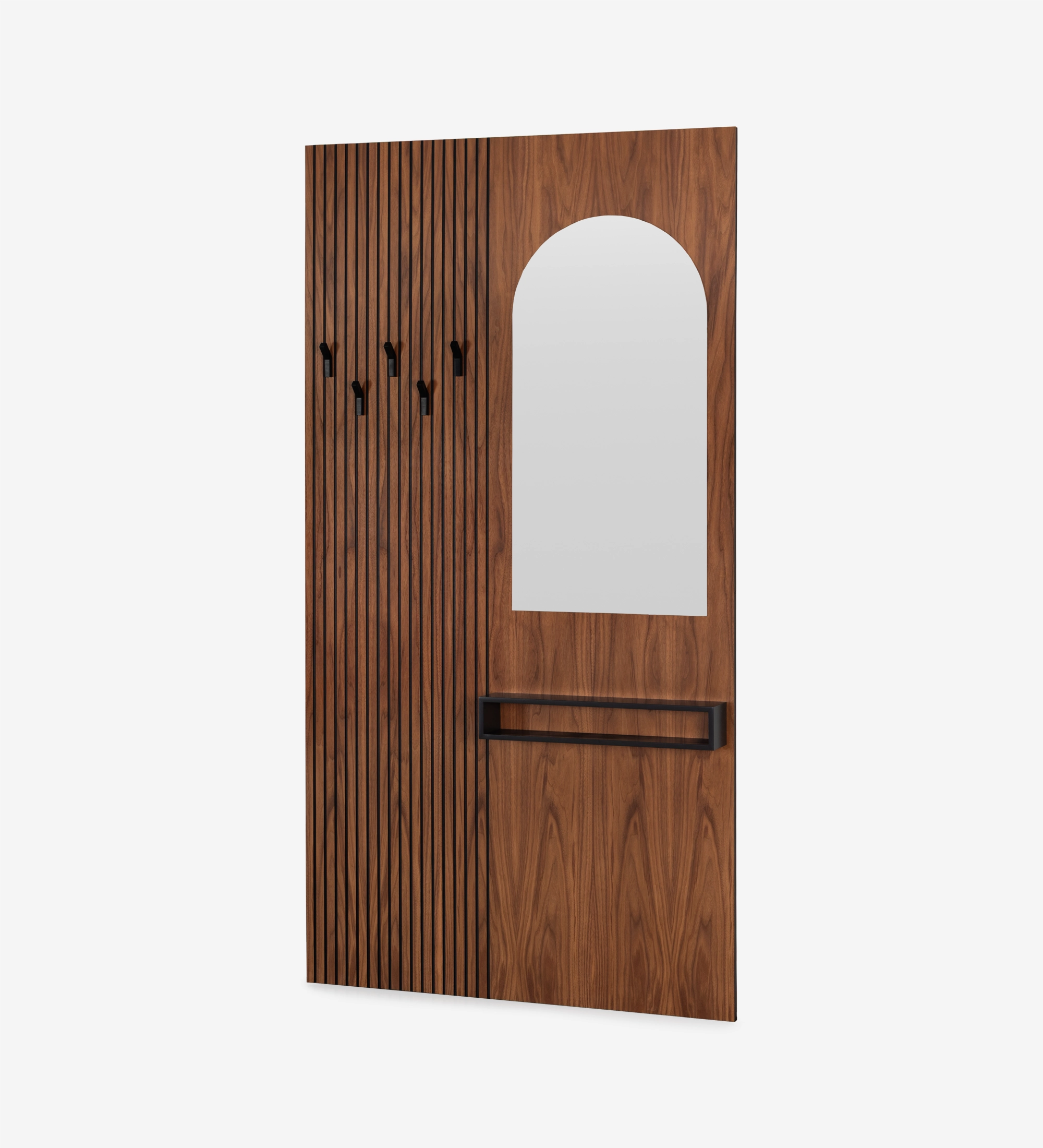Panneau d'entrée Frieze en noyer naturel, avec miroir, module et crochets noirs.