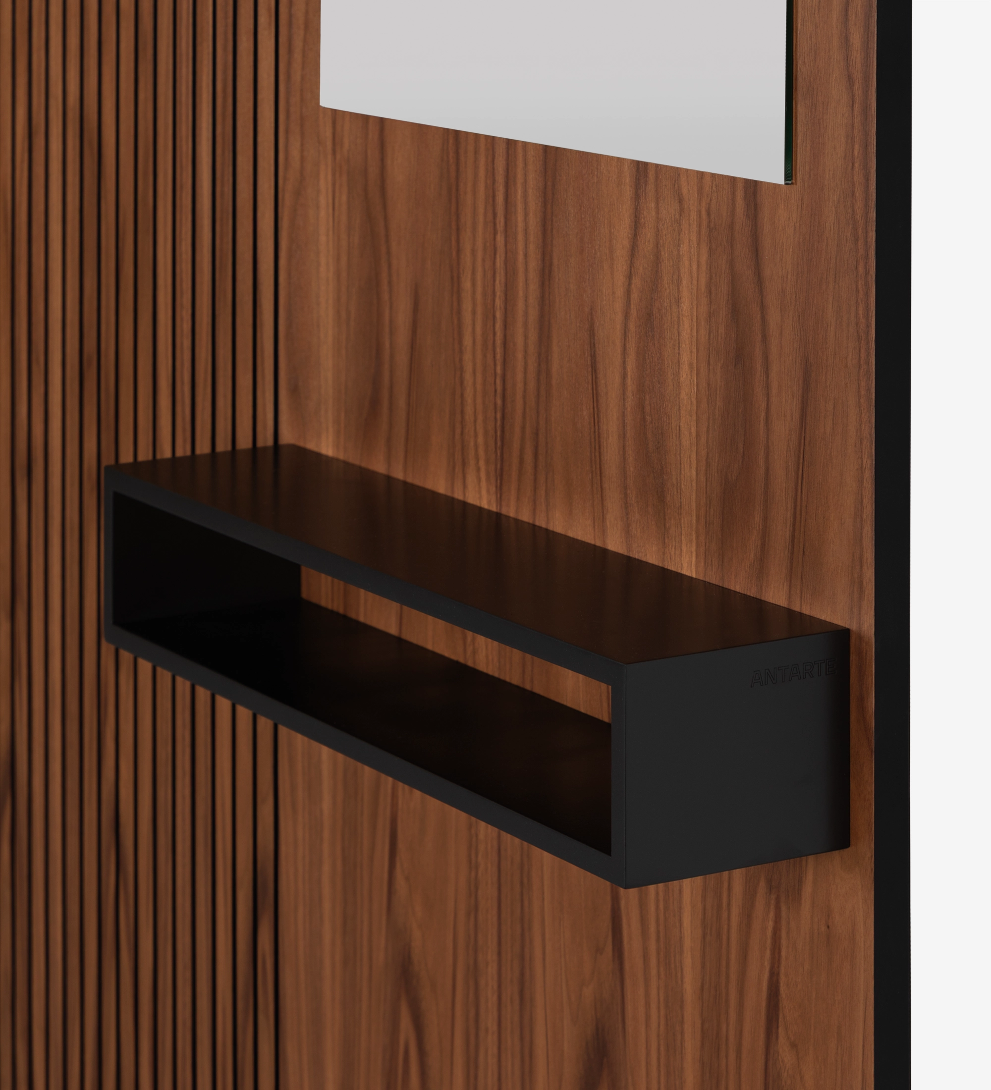 Panneau d'entrée Frieze en noyer naturel, avec miroir, module et crochets noirs.