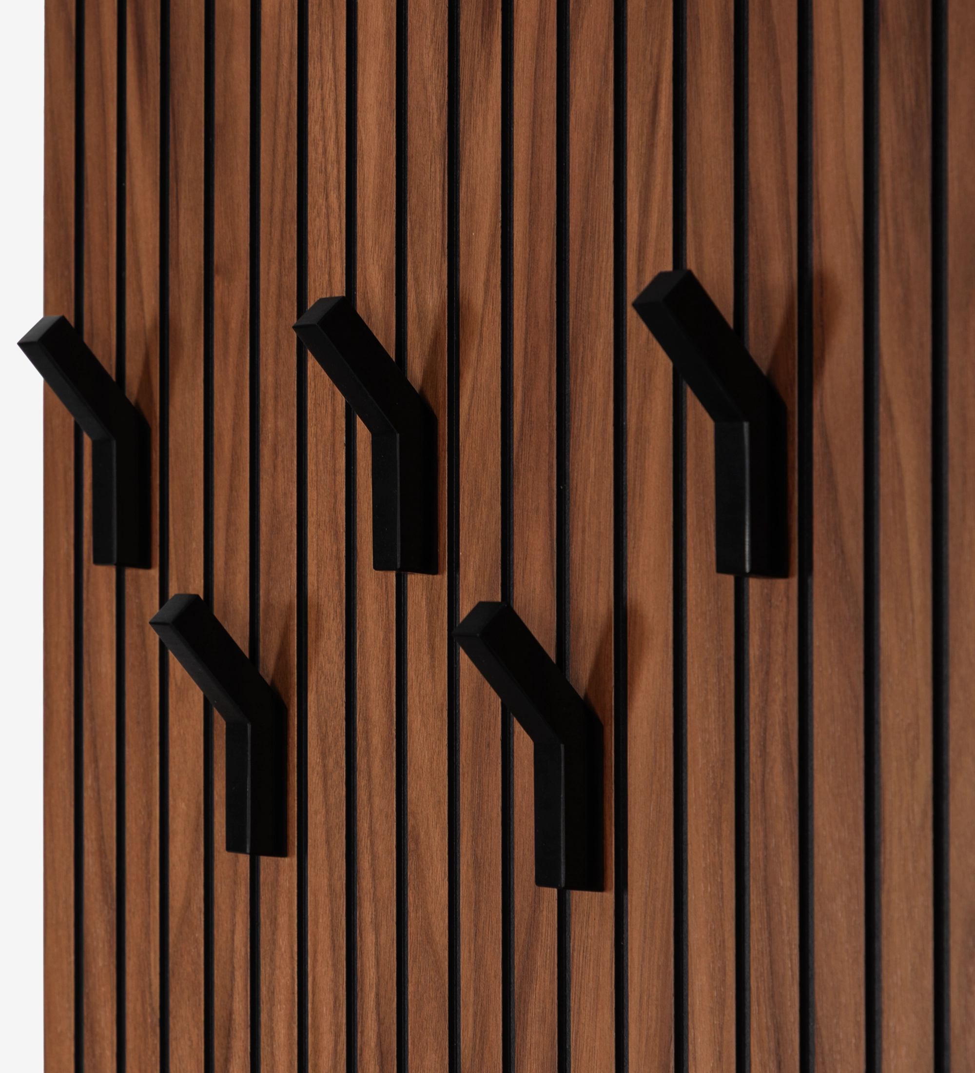 Panneau d'entrée Frieze en noyer naturel, avec miroir, module et crochets noirs.