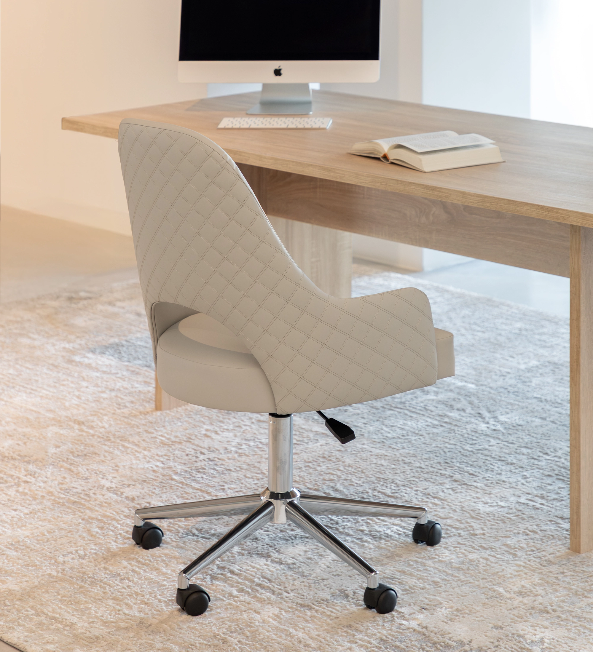 Giratoria tapizada en tejido beige