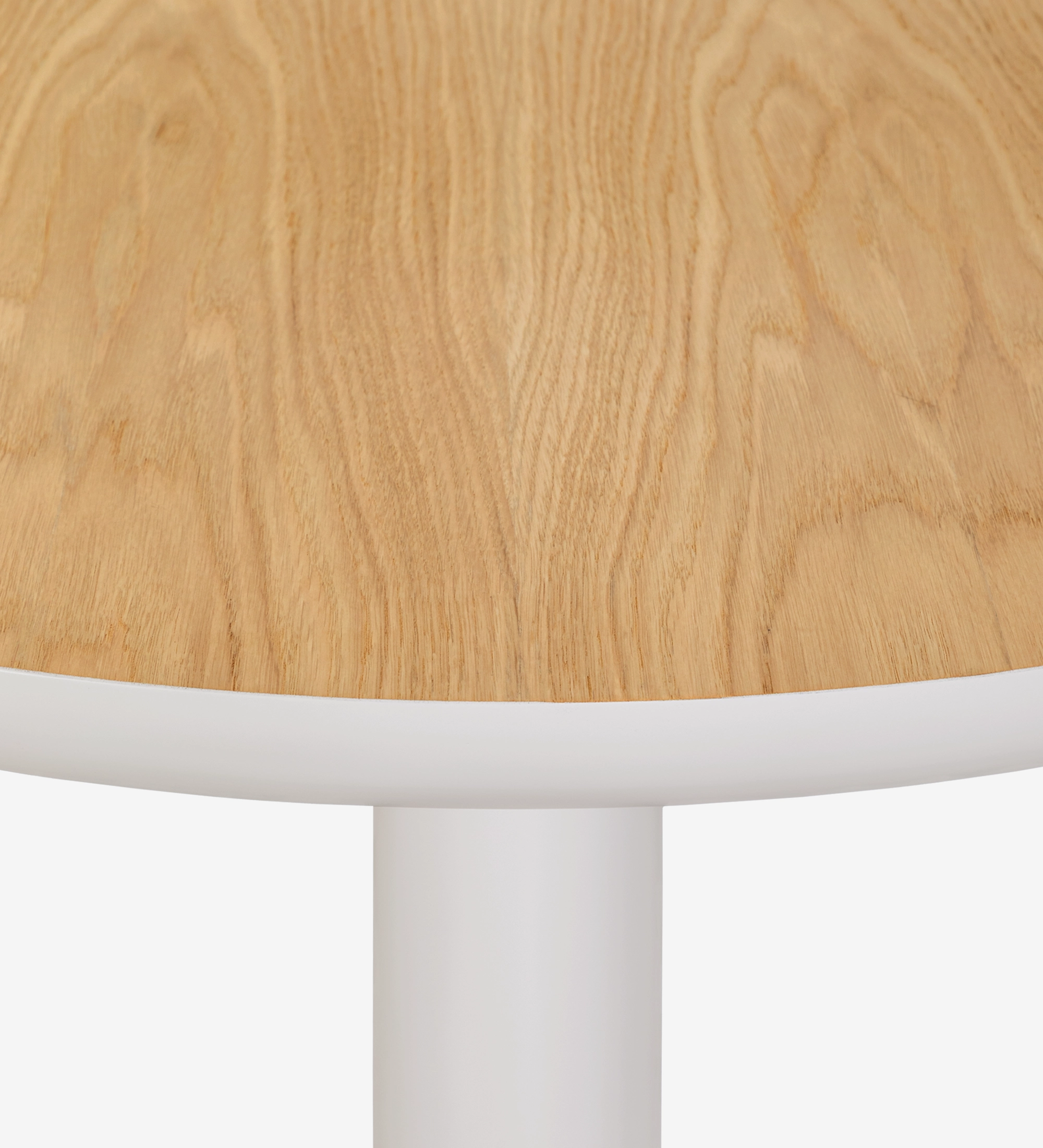 Mesa de jantar oval com tampo em carvalho natural e pé lacado a pérola.