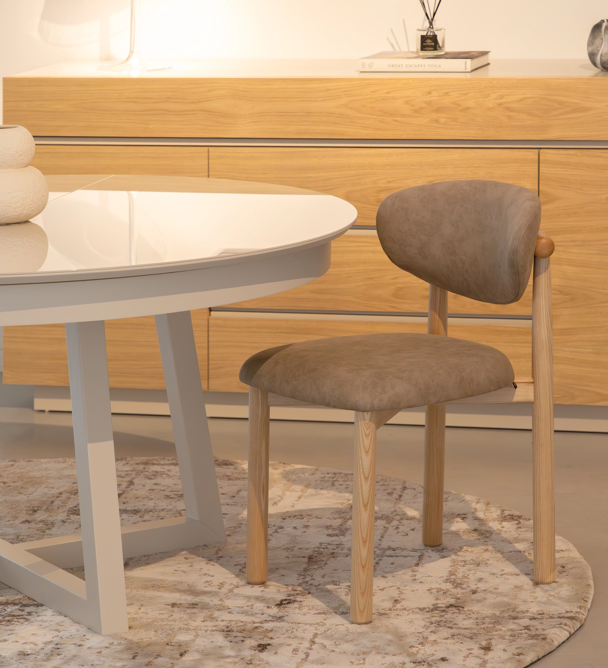 Chair in natural ash wood, with seat and backrest upholstered in toffee fabric.