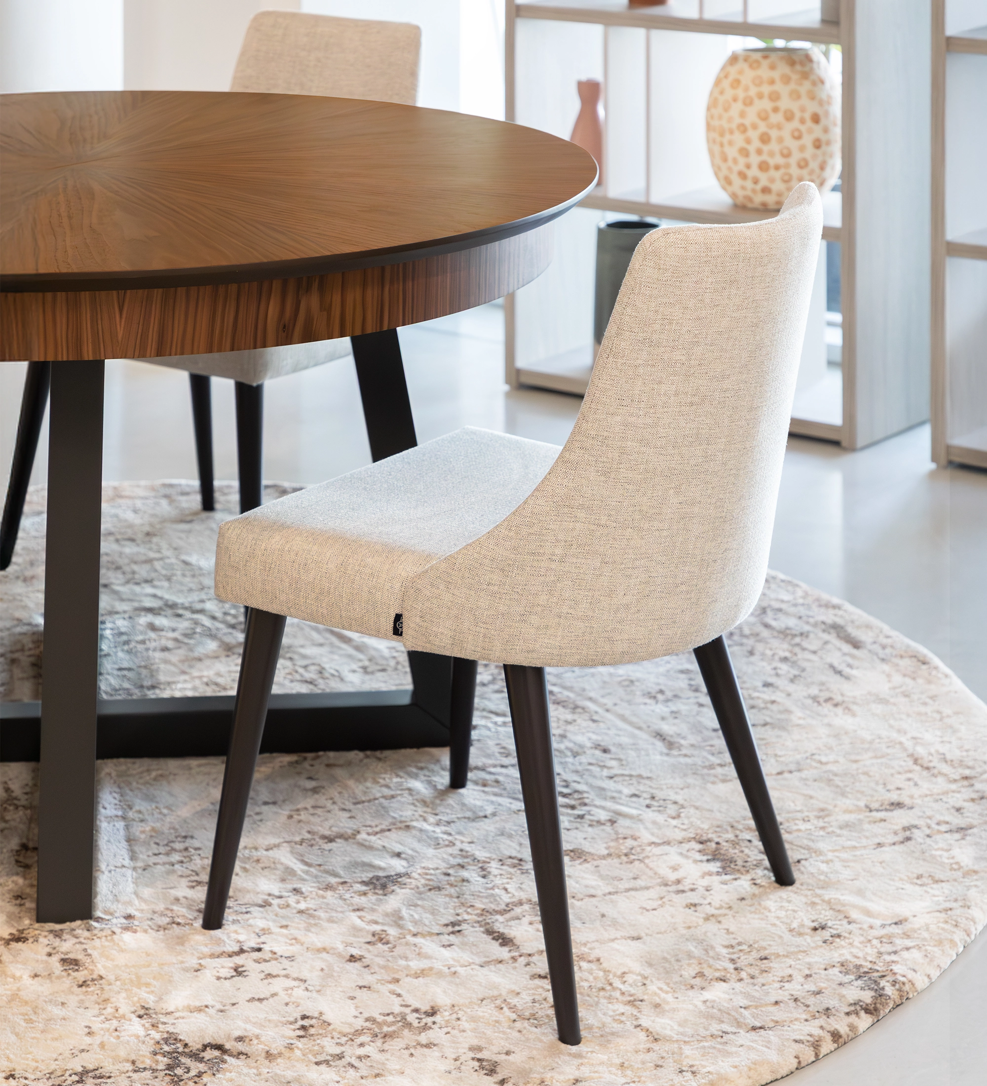 Cadeira Oslo em tecido cinza claro e pés pretos para sala minimalista