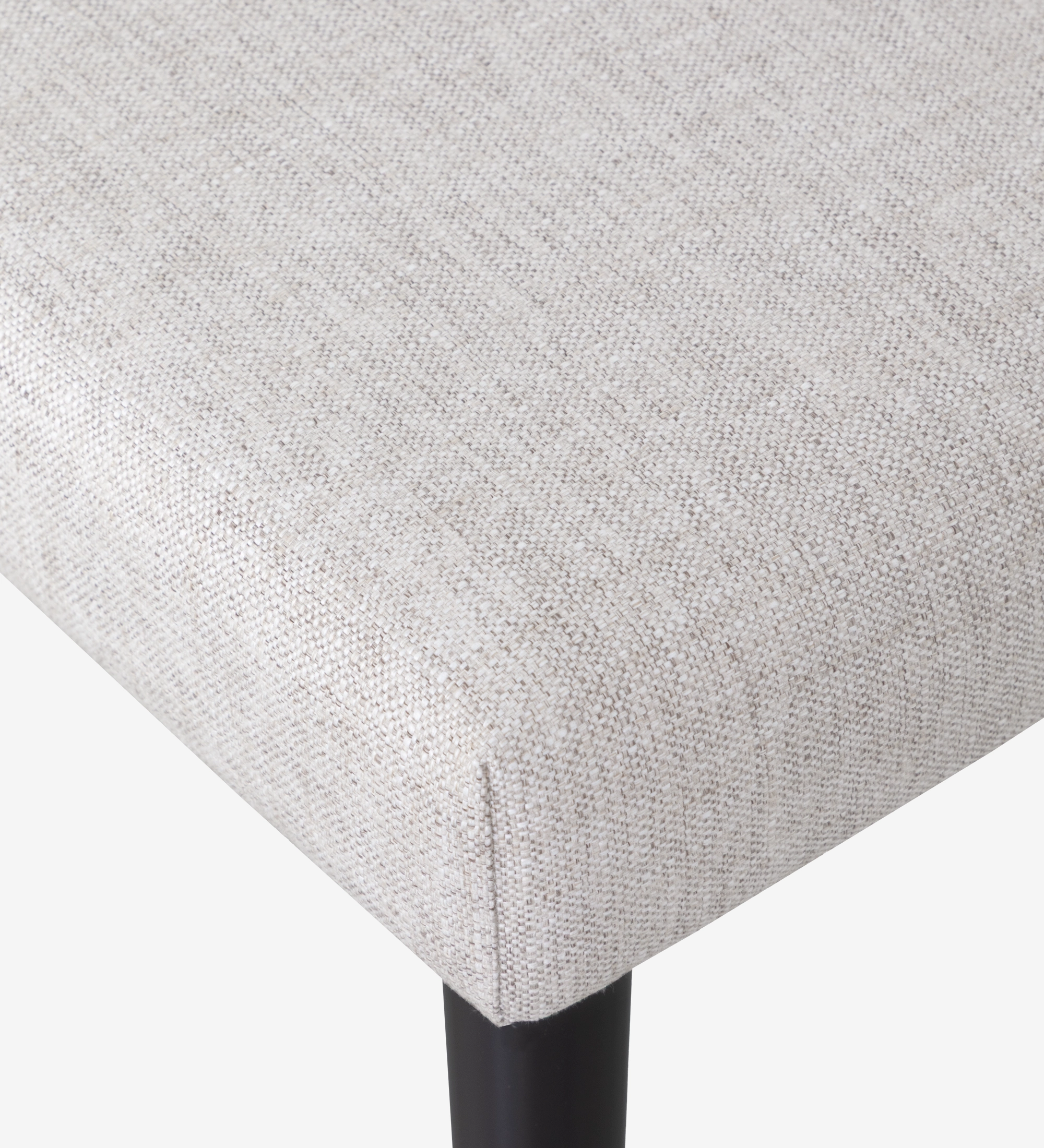 Cadeira Oslo em tecido cinza com pés de madeira escura, perfeita para sala de jantar