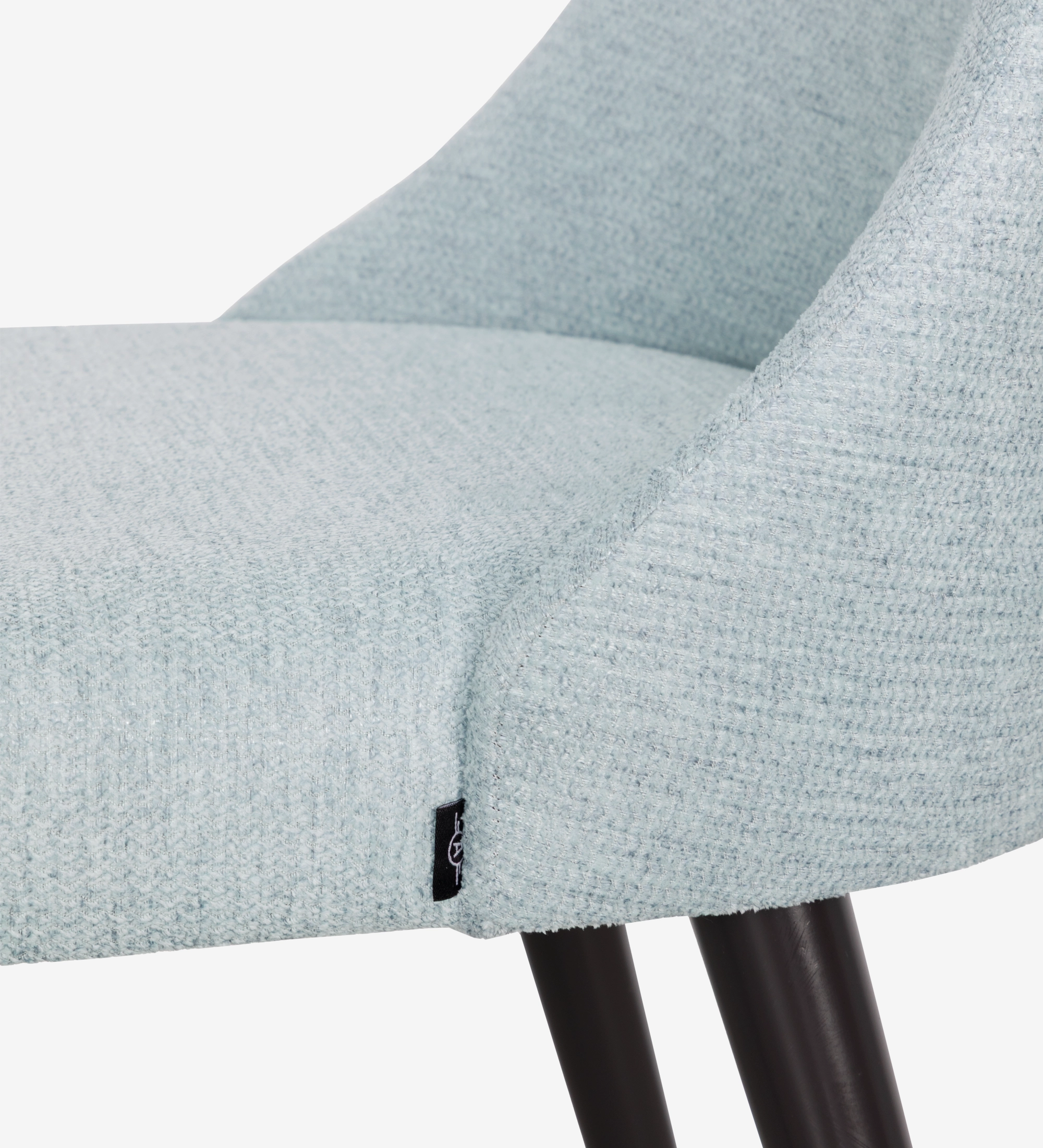 Silla Oslo tapizada en tela azul, pies lacados enegro.