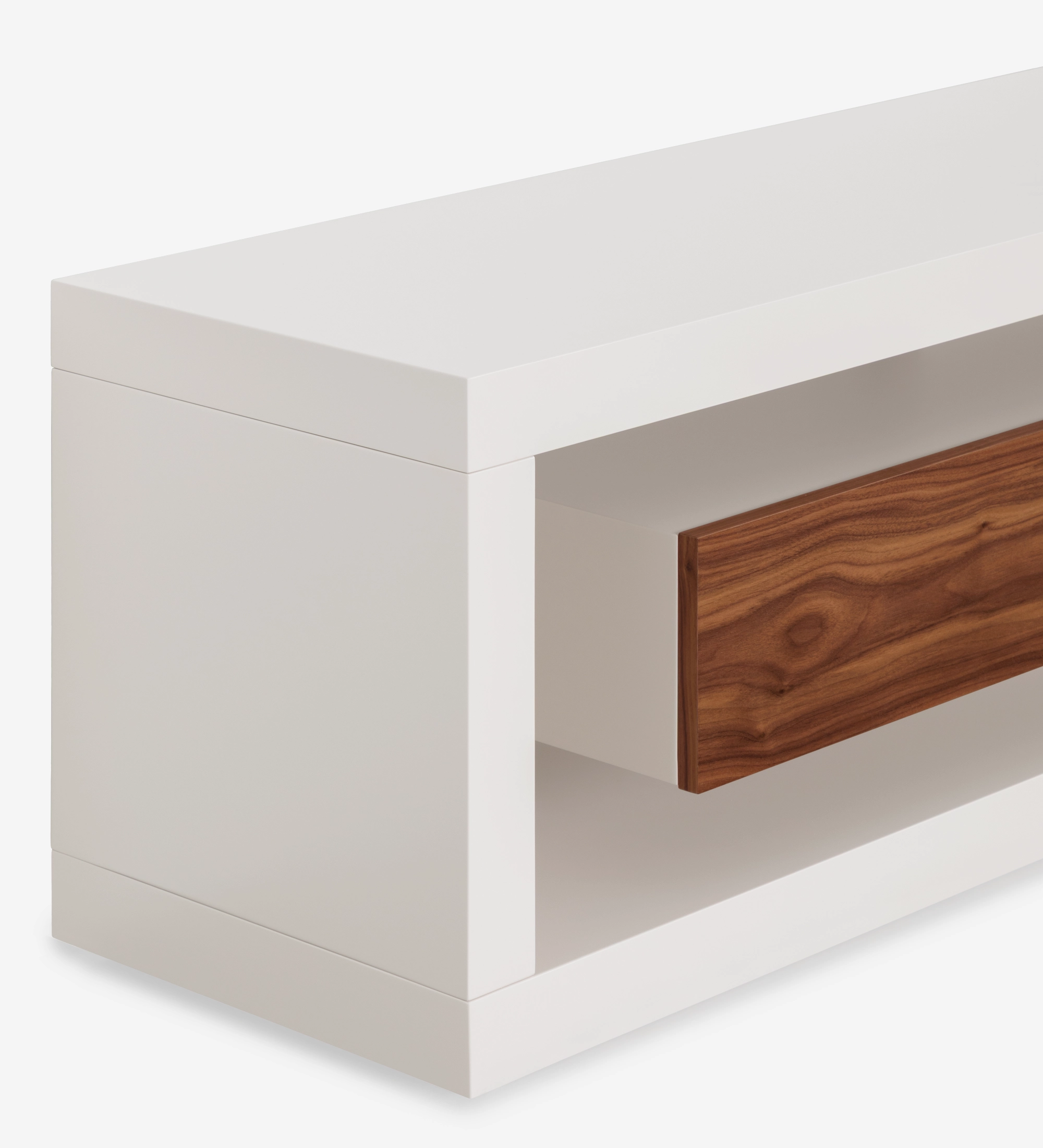 Móvel TV Londres com estrutura e módulo de gavetas lacados pérola, gavetas em nogueira natural, 250 x 56 cm.