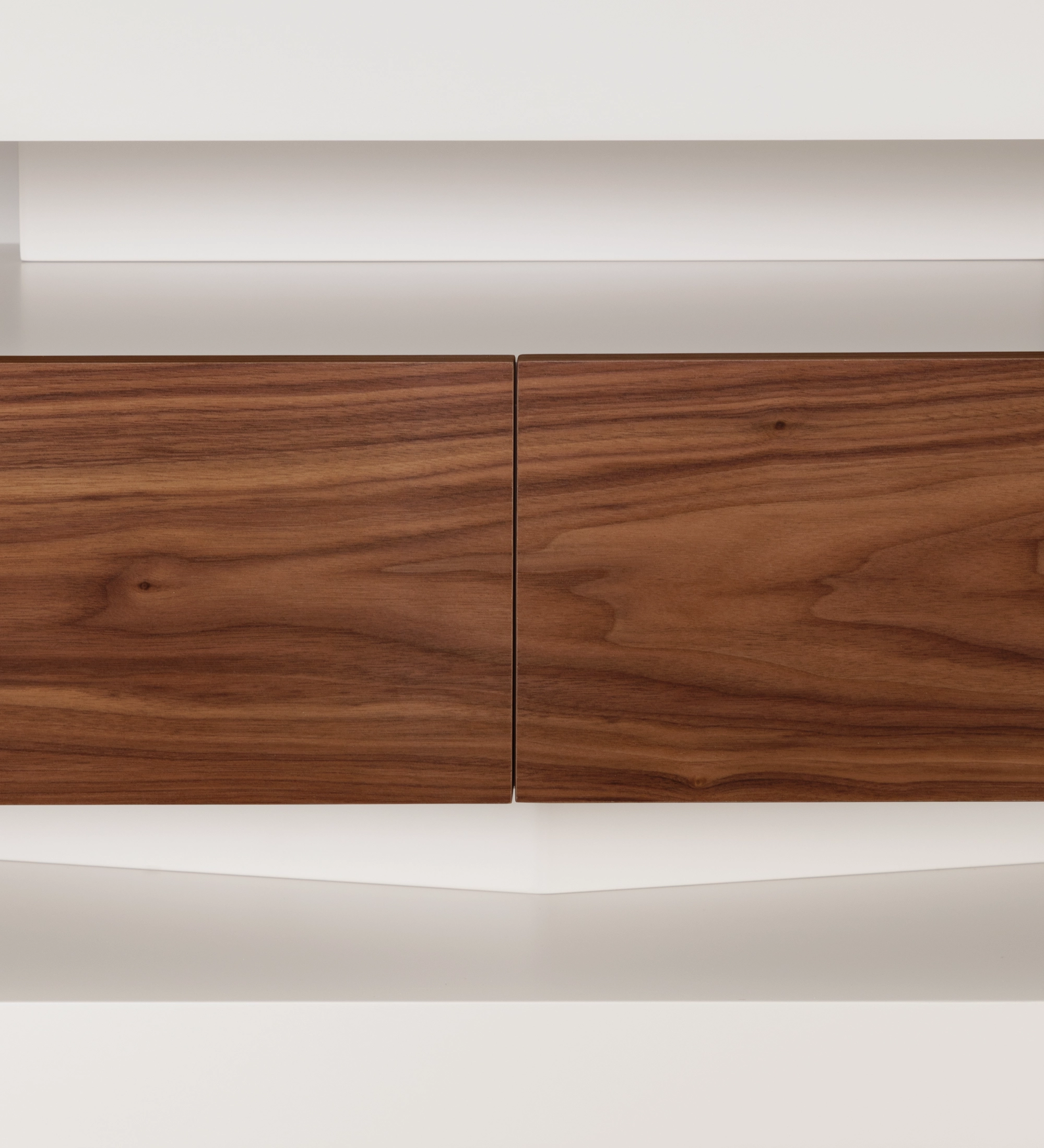 Móvel TV Londres com estrutura e módulo de gavetas lacados pérola, gavetas em nogueira natural, 250 x 56 cm.