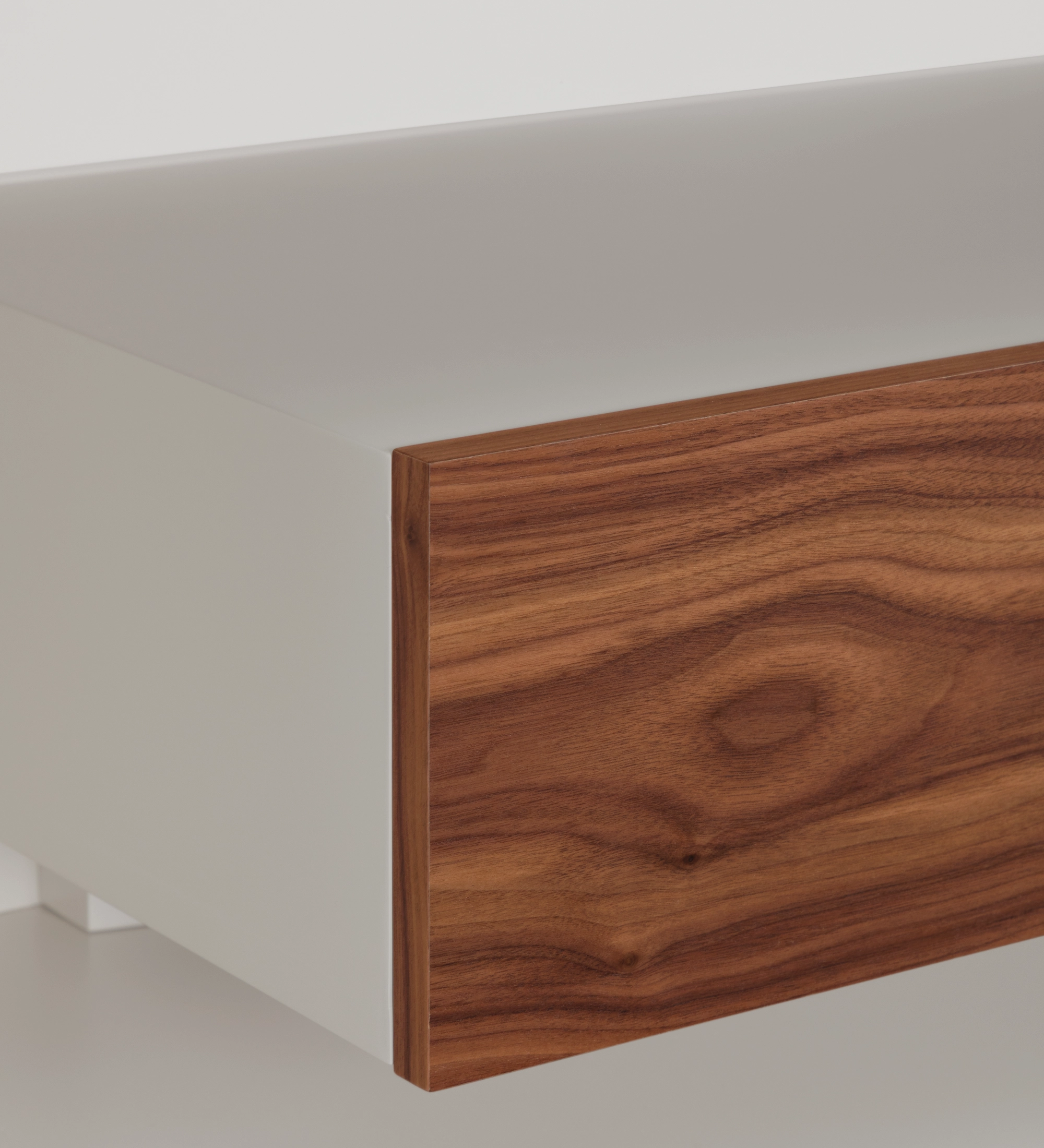 Móvel TV Londres com estrutura e módulo de gavetas lacados pérola, gavetas em nogueira natural, 250 x 56 cm.
