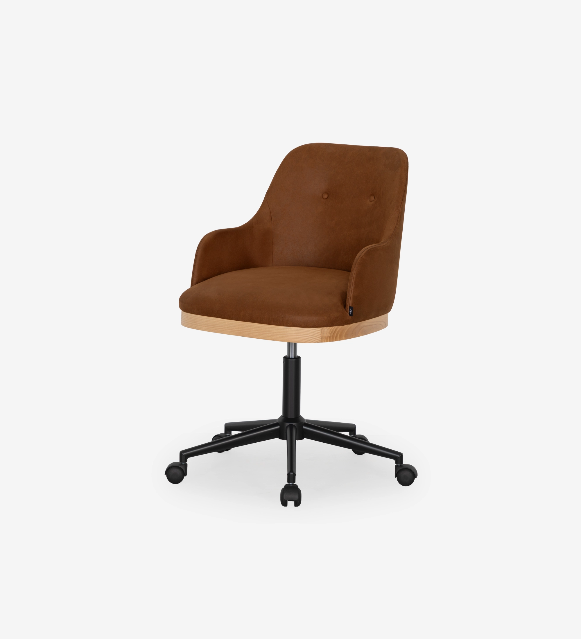 Silla giratoria tapizada en tejido marrón con detalle de madera color natural.