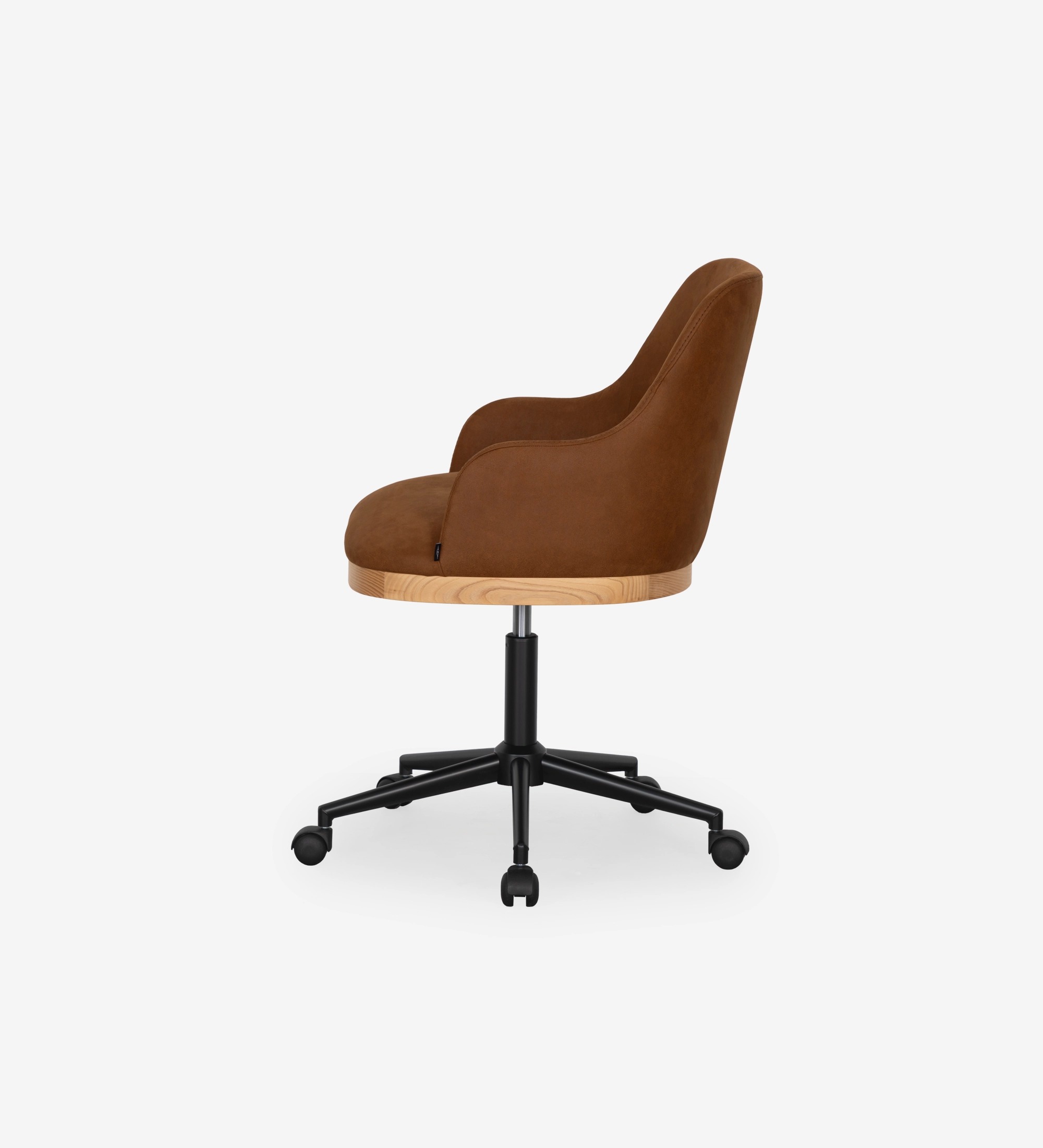 Silla giratoria tapizada en tejido marrón con detalle de madera color natural.