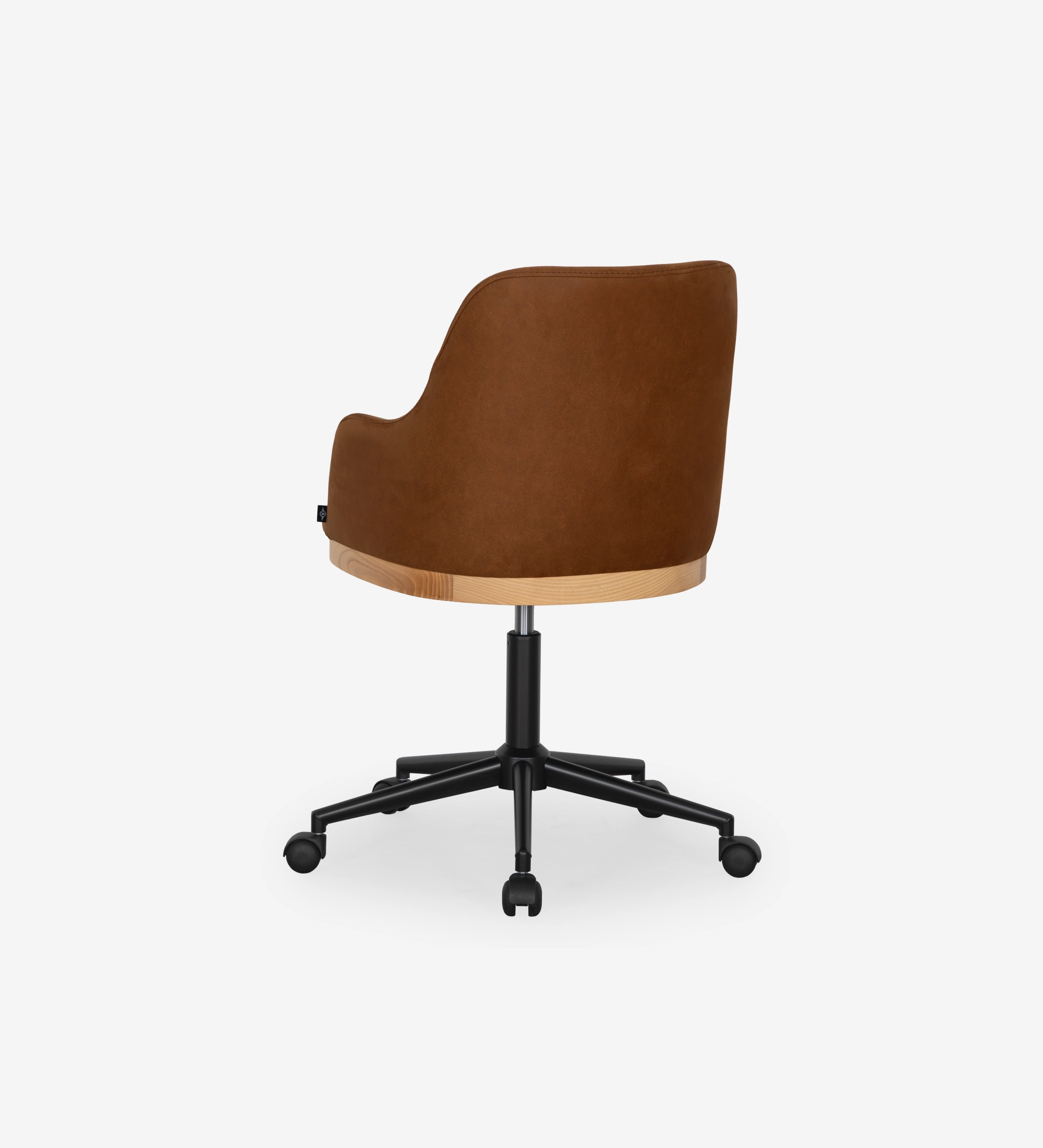 Silla giratoria tapizada en tejido marrón con detalle de madera color natural.