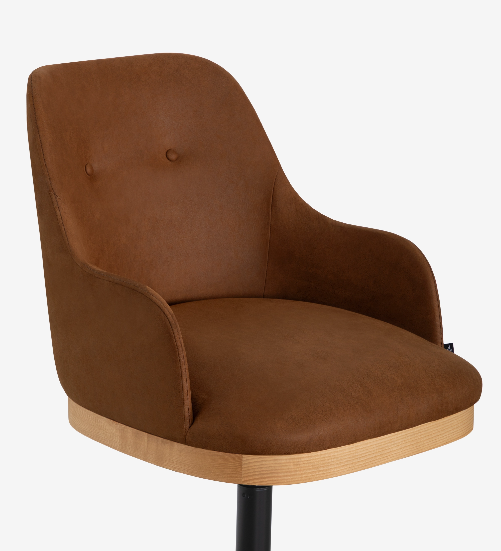 Silla giratoria tapizada en tejido marrón con detalle de madera color natural.