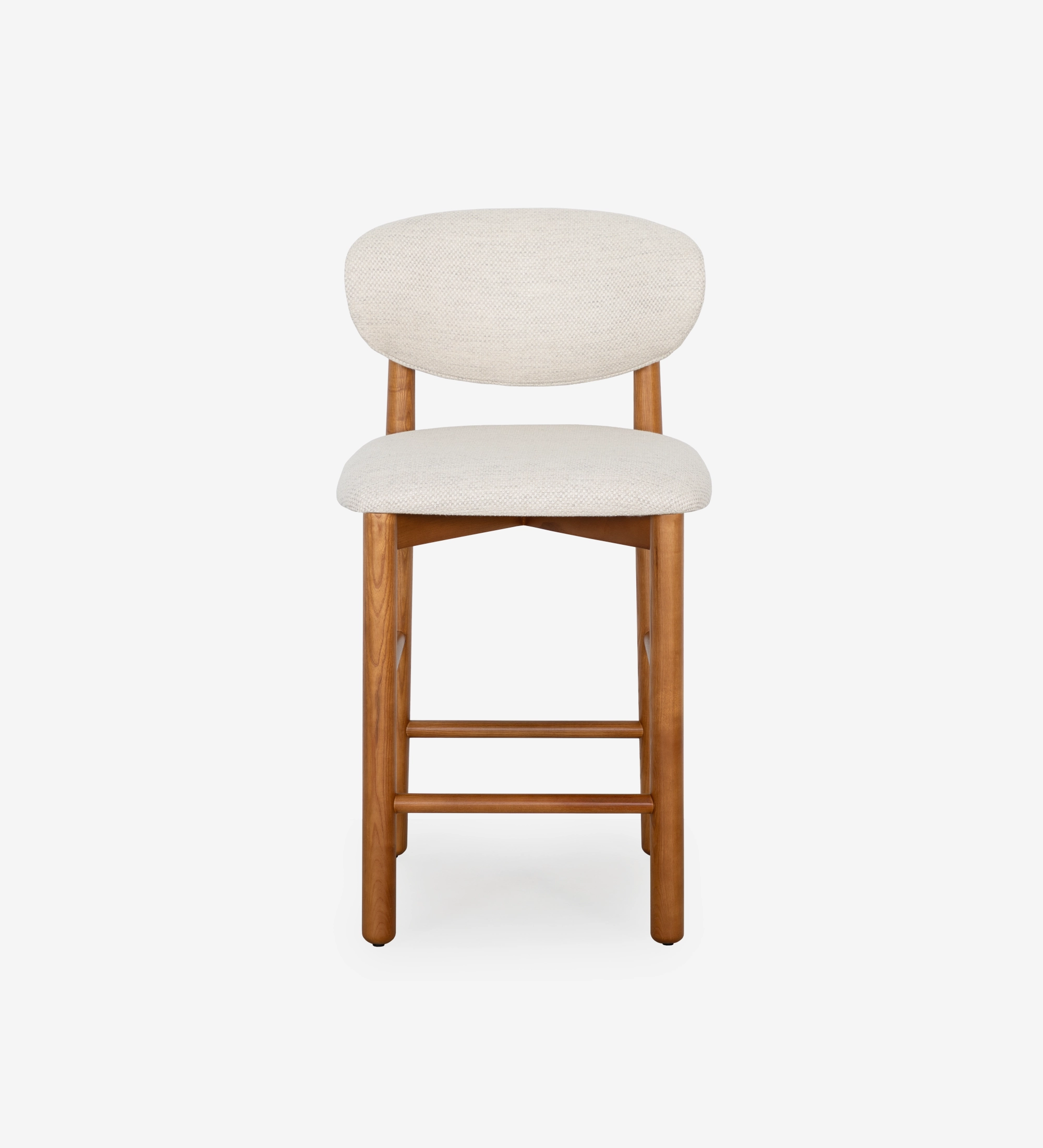 Taburete en madera de fresno color miel, con asiento y respaldo tapizados en tela beige.
